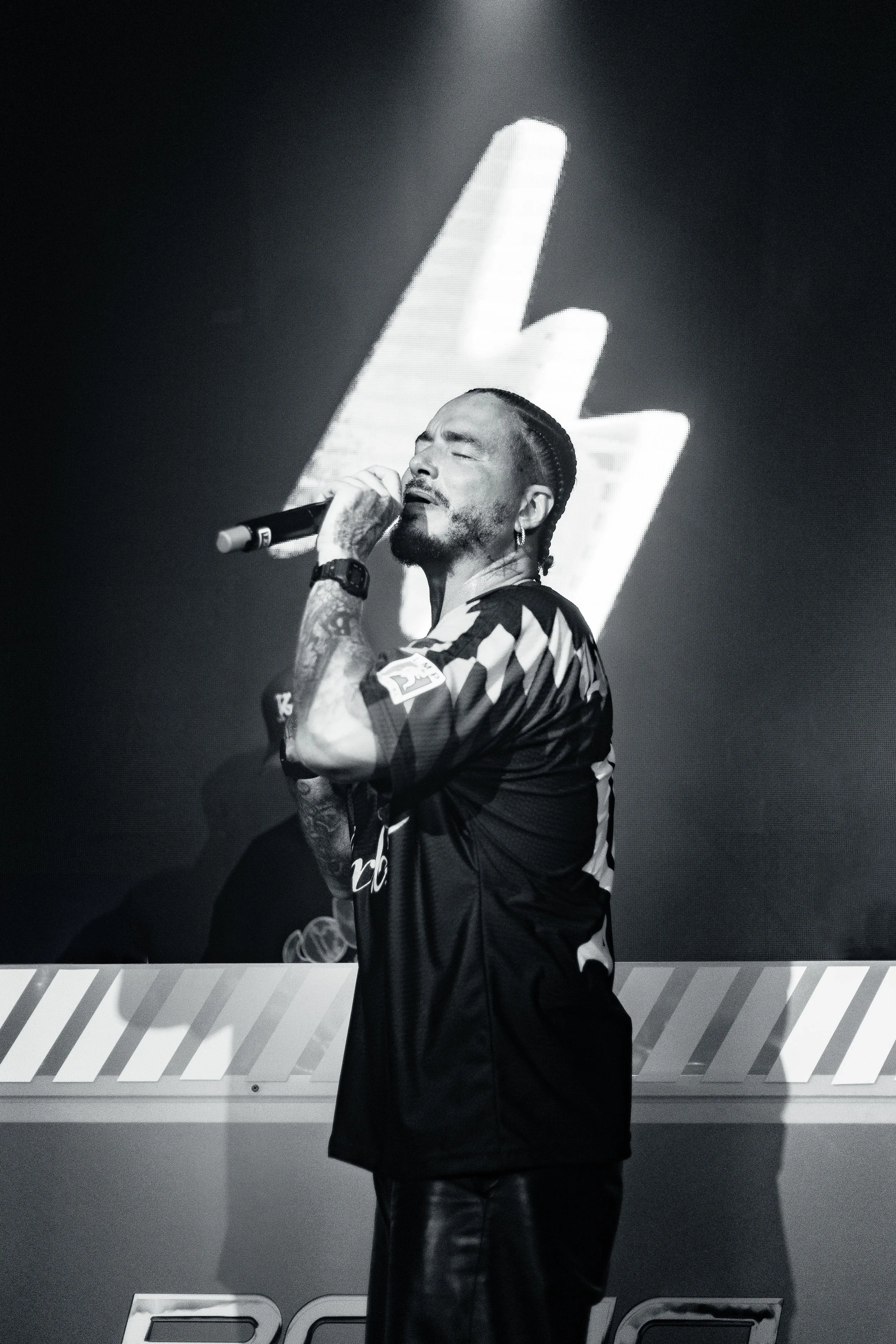 j balvin en la presentación de rayo motorclub 2024