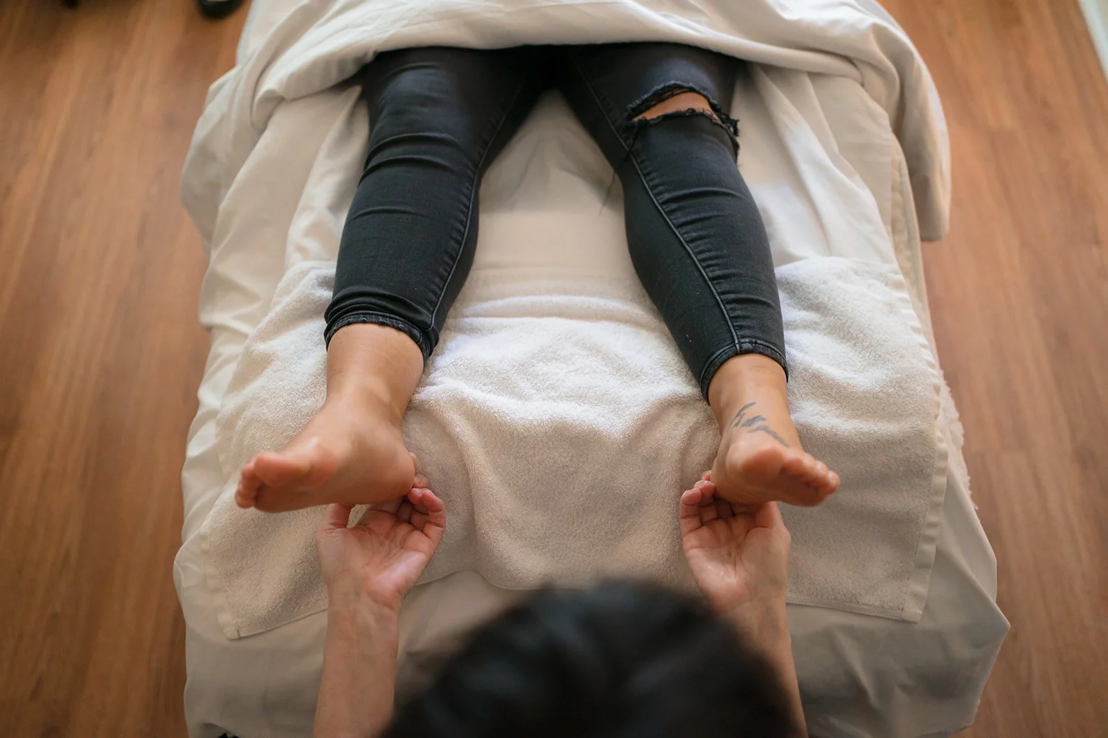  Reflexology is a therapeutic practice that uses intentional pressure points on the feet, hands, and ears to support balance and relaxation throughout the entire body. Sessions are deeply grounding and restorative, helping to ease stress, tension, fa