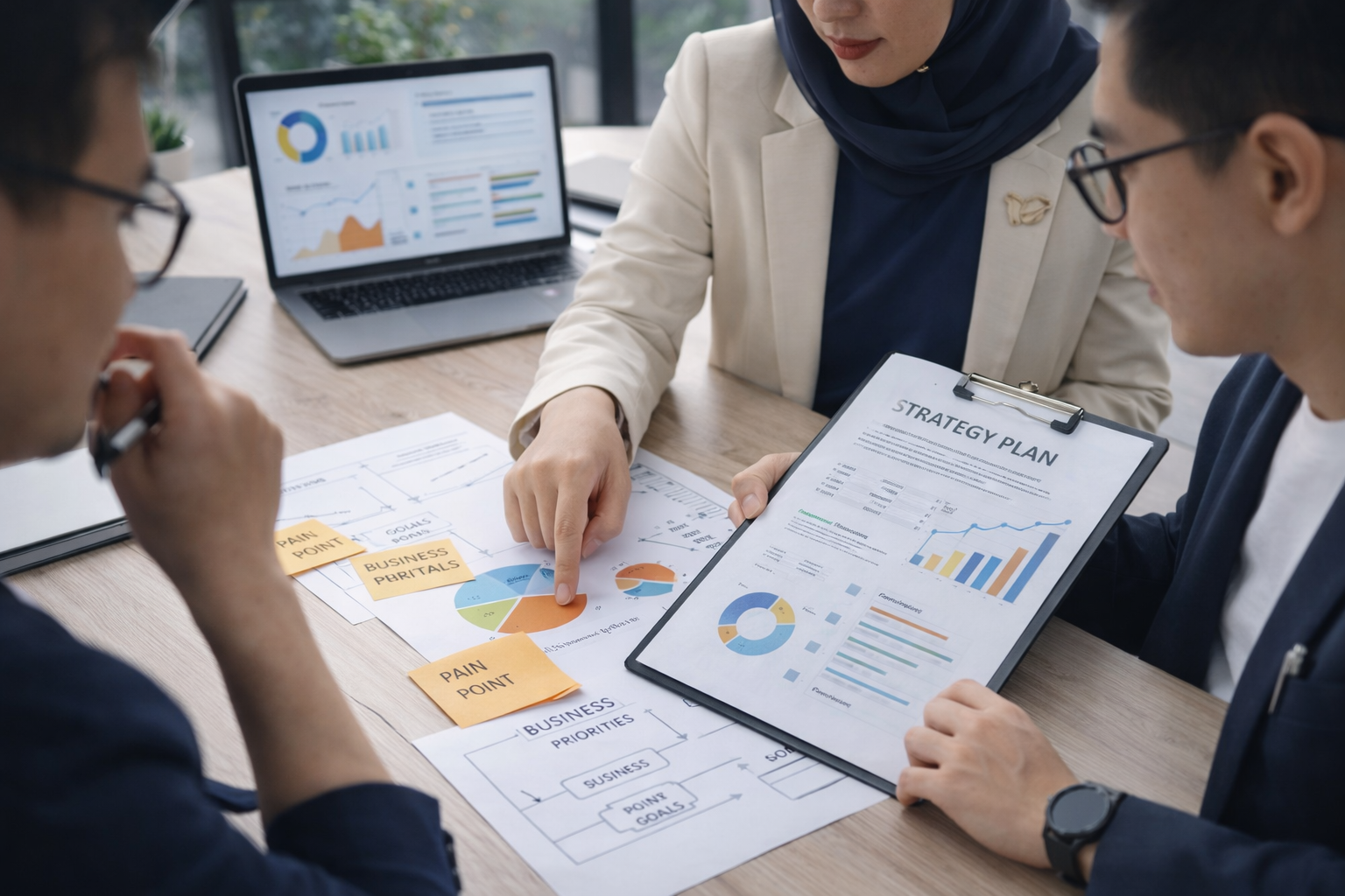 Tim YQ sedang melakukan sesi diskusi strategi untuk memahami kebutuhan bisnis klien sebelum merancang solusi teknologi yang tepat.