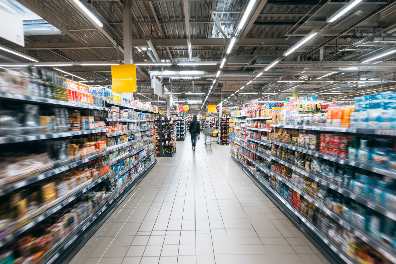 Supermarchés et grande distribution, logiciel Veesion. Surveiller efficacement les zones sensibles (rayons, caisses, sorties). Détecter les vols en direct. Assister les équipes en magasin. Optimiser les coûts de sécurité. Analyse IA des comportements