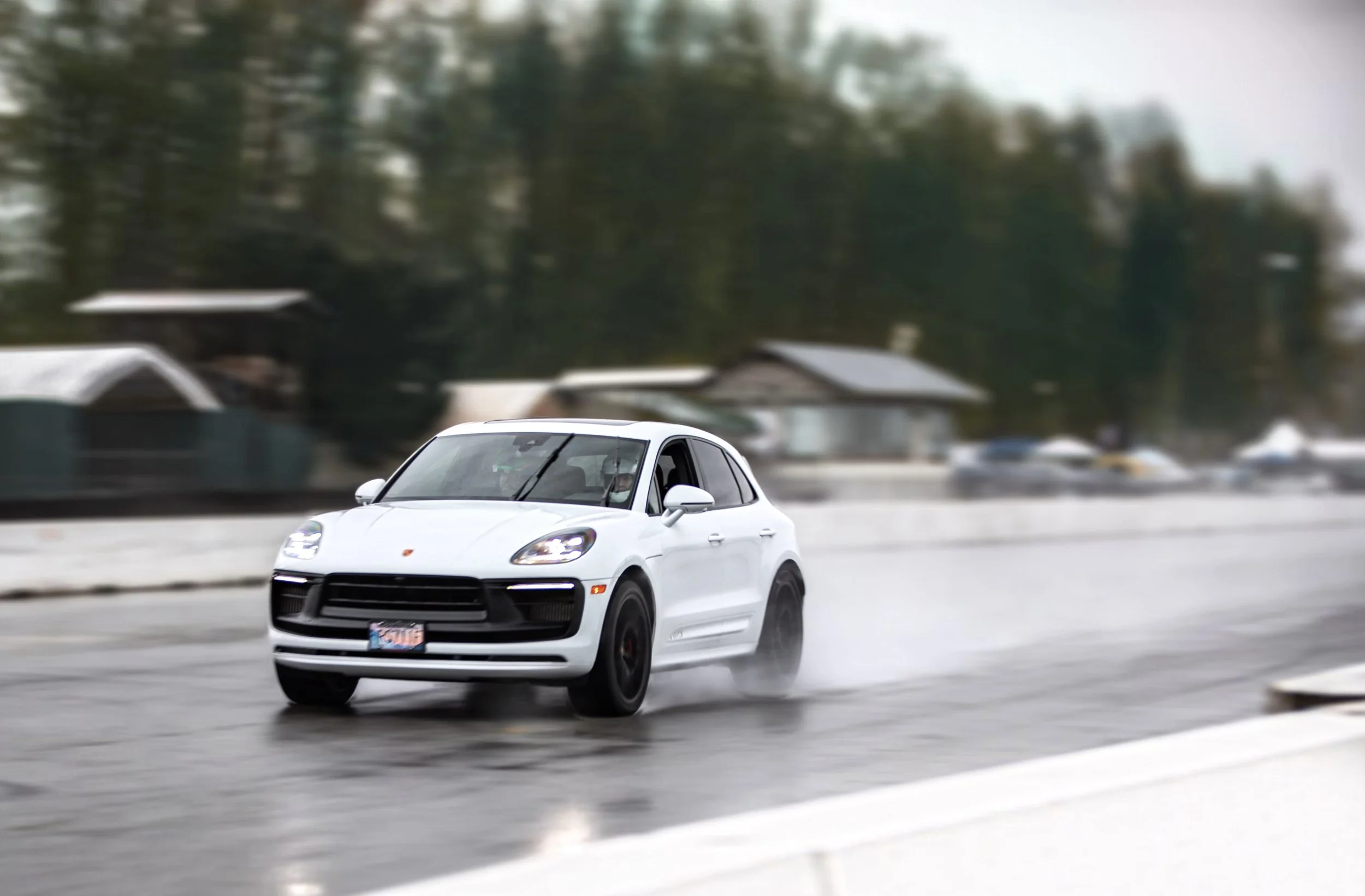 Driver coaching in the car with a white Porsche Macan GTS