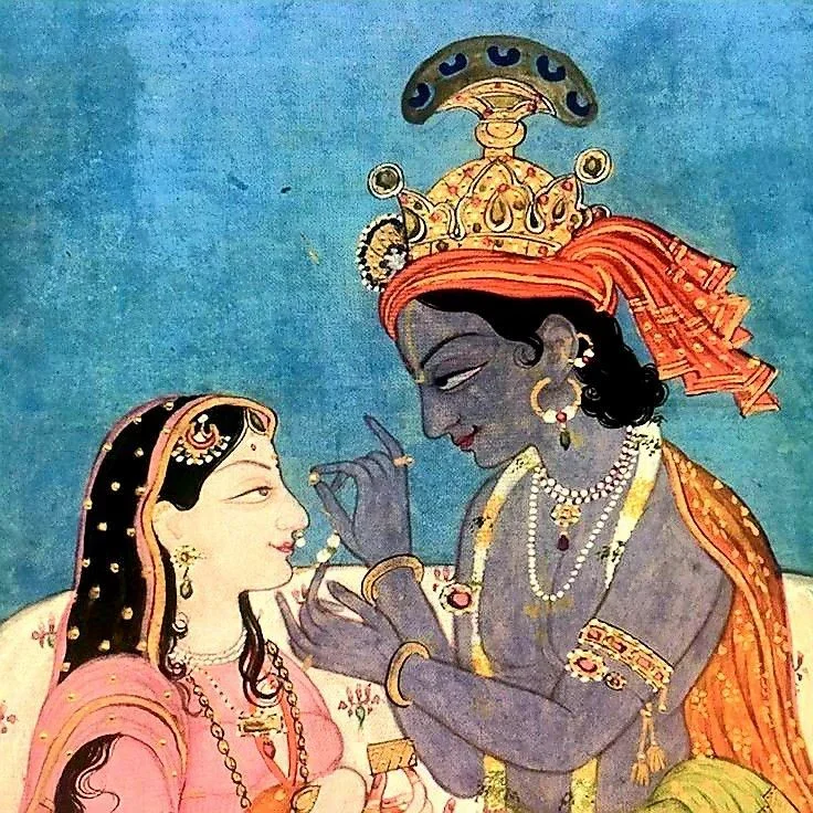 Een schilderij van Radha en Krishna, gekleed in kleurrijke traditionele kleding en sieraden, met Krishna die een bloem vasthoudt.