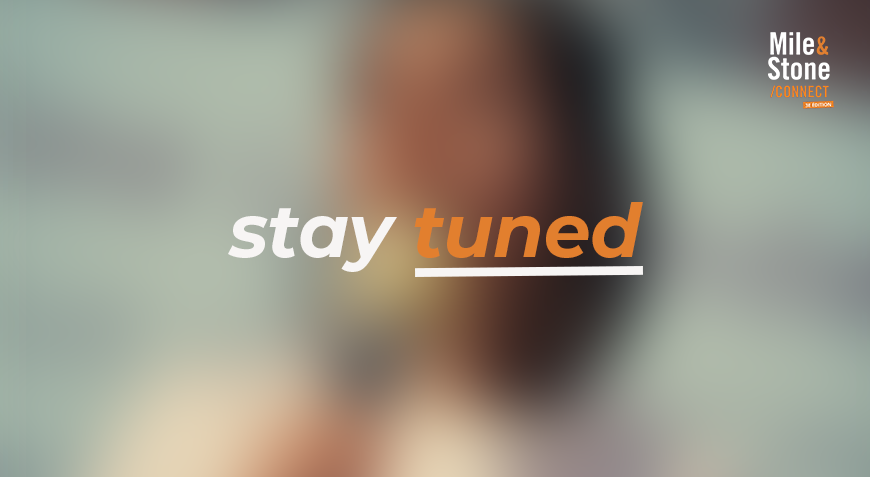 Message sur un écran : « stay tuned » avec « tuned » en orange souligné, logo de Mie & Stone en haut à droite.