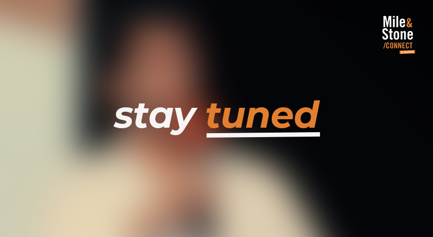 Message sur l'écran disant « stay tuned » avec le logo de Mile & Stone Connect dans le coin supérieur droit, fond noir et une image floue d'une personne en arrière-plan.