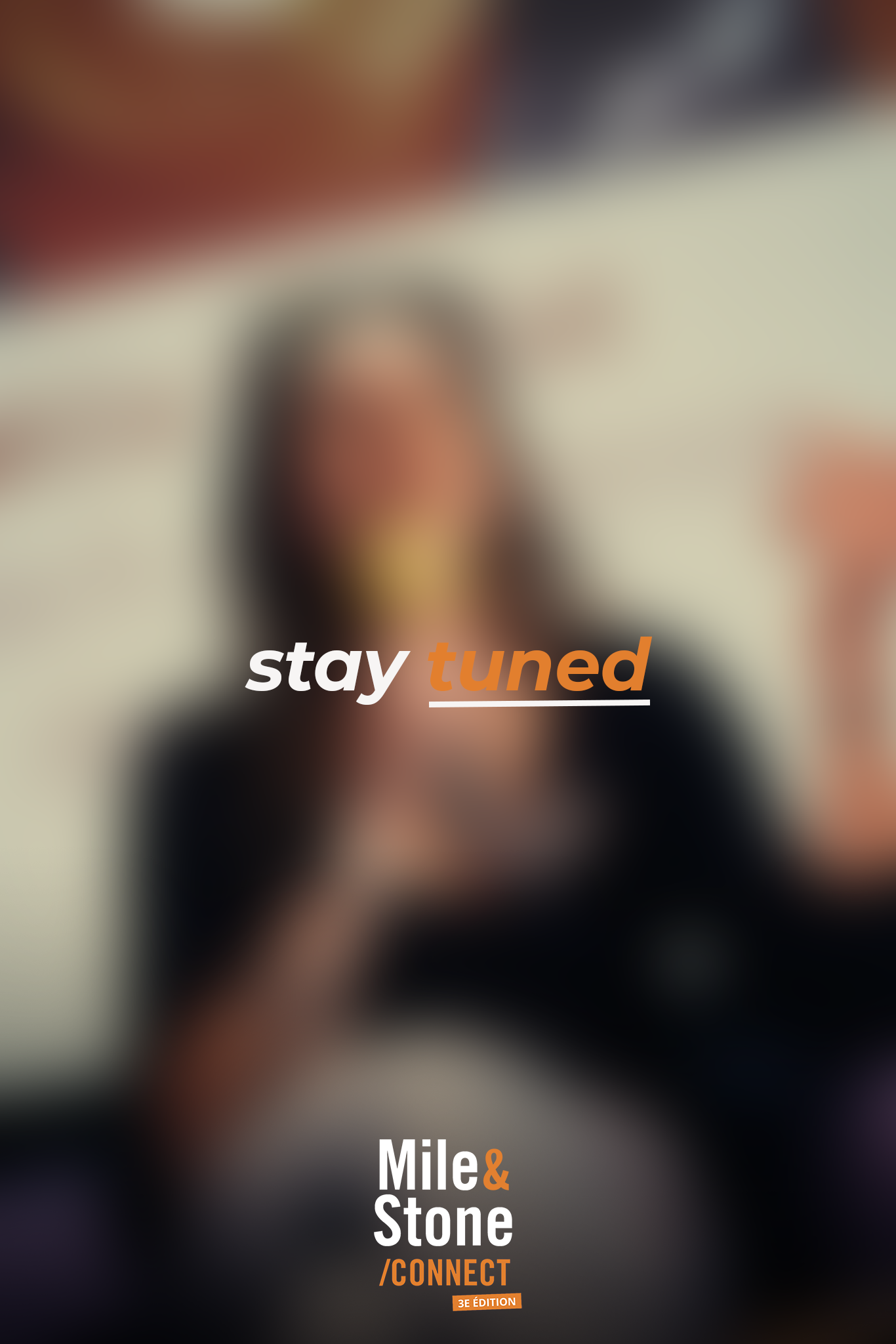 Une image floue avec le texte "stay tuned" et "Mile & Stone / CONNECT" en évidence, indiquant une annonce ou une mise à jour prochaine.