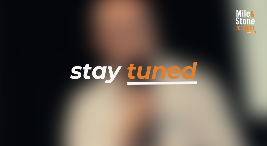 Texte 'stay tuned' en blanc et orange sur un fond flou avec un logo 'Mie & Stone' en haut à droite.