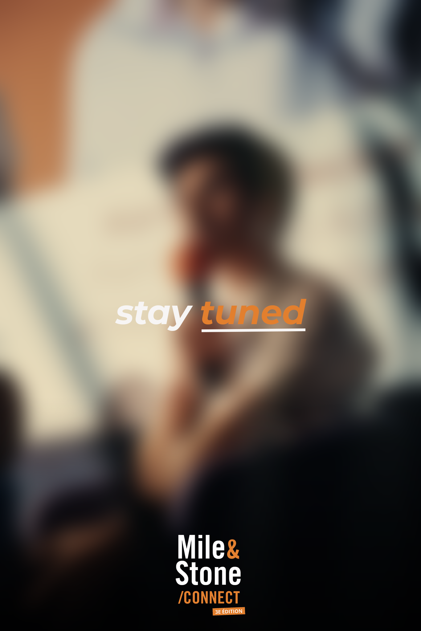 Affiche floue avec le texte "stay tuned" et le logo de Mile & Stone /CONNECT, 3ᵉ édition.