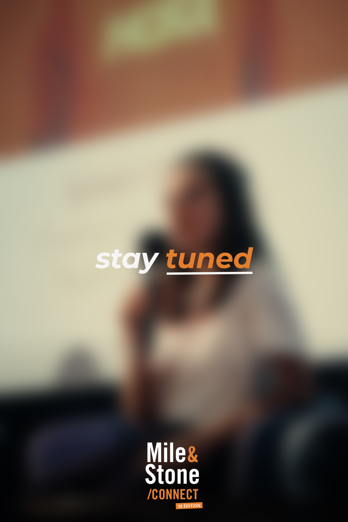 Une personne assise à une table, parlant au téléphone, avec le texte 'stay tuned' et 'Mile & Stone /CONNECT 3e Édition' superposés.