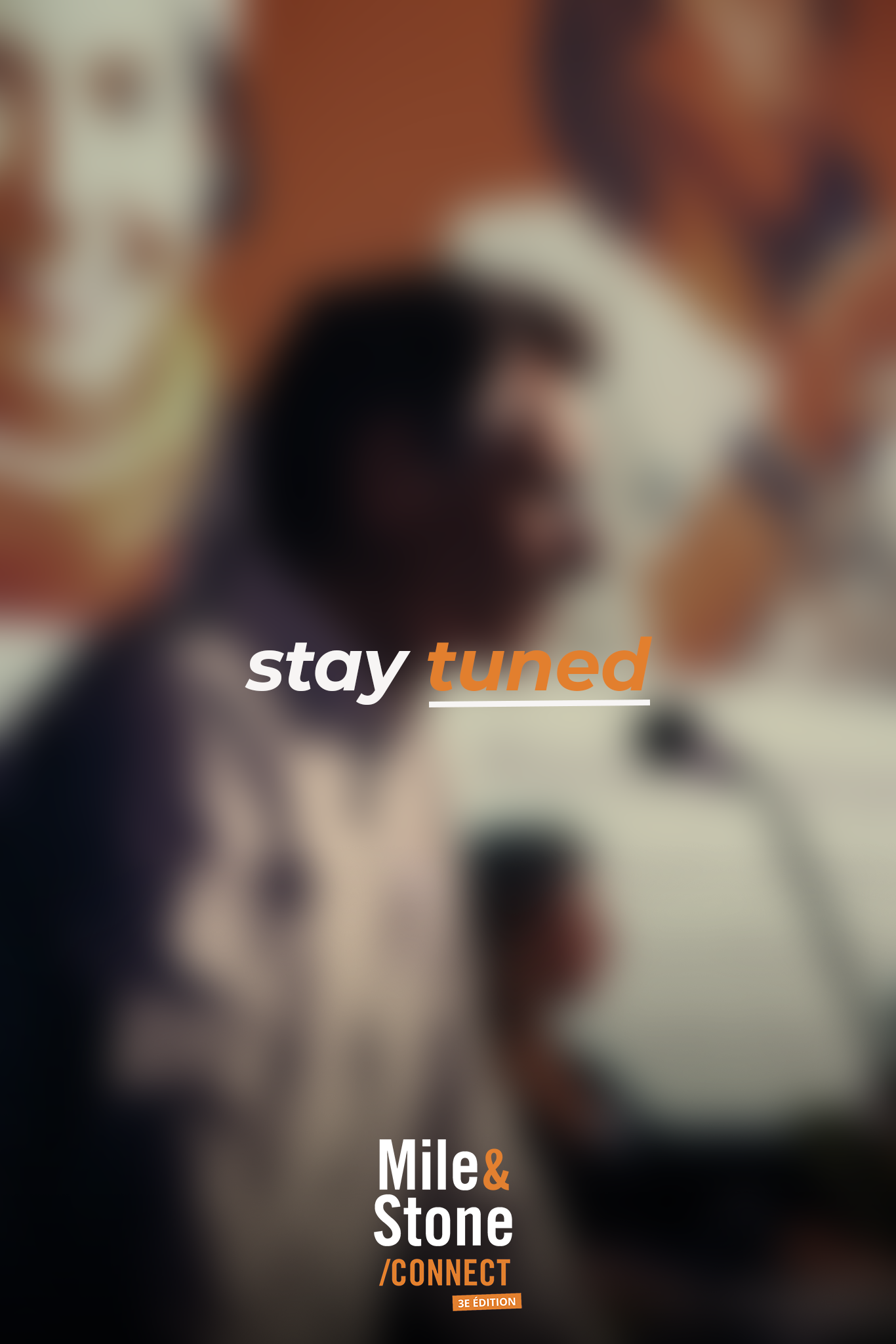 Image floue d'une personne en train de parler dans un studio de radio ou de podcast, avec le texte "stay tuned" en superposition.