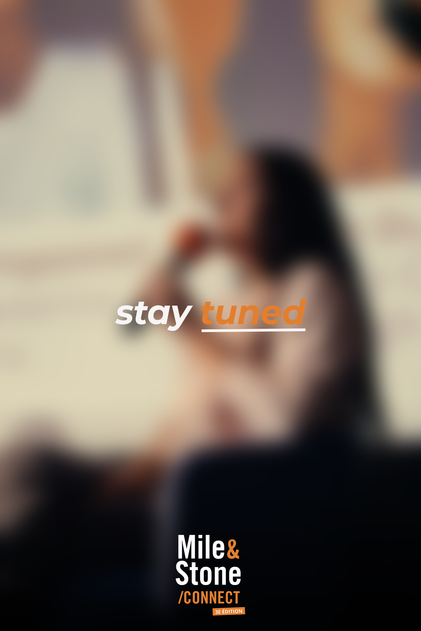 Ce fichier est une image de couverture d'une présentation ou d'un document, avec le texte 'stay tuned' affiché en évidence, et le fond est flou, laissant apparaître un groupe de personnes en discussion ou en interaction dans un environnement intérieur. Le logo 'Mile & Stone' apparaît en bas avec la mention '/CONNECT' et '3E ÉDITION'.