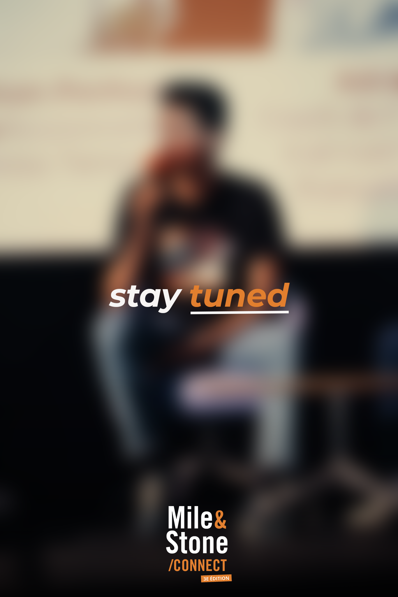 Une image floue avec le texte « stay tuned » au centre, représentant probablement une personne en train de prendre une photo ou de parler, avec des éléments de texte indiquant une édition de l'événement Mile & Stone Connect.