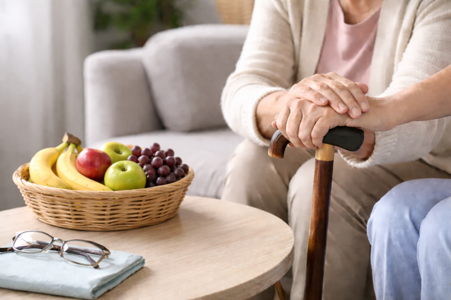 Varm och pålitlig hemhjälp för äldre – stöd i vardagen, sällskap och trygghet i hemmet.
Lämmin ja luotettava kotiapu ikäihmisille – tukea arkeen, seuraa ja turvallisuutta omaan kotiin.