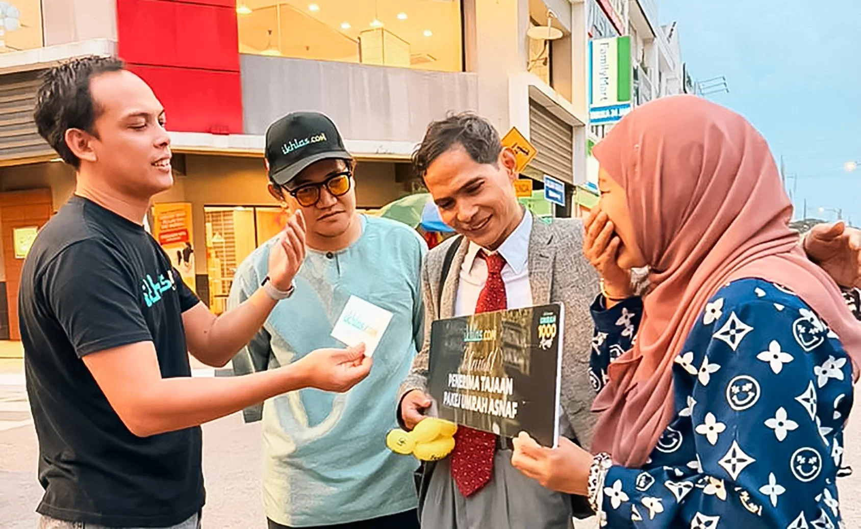 ikhlas.com sponsors “Abang Mr Bean” to Baitullah