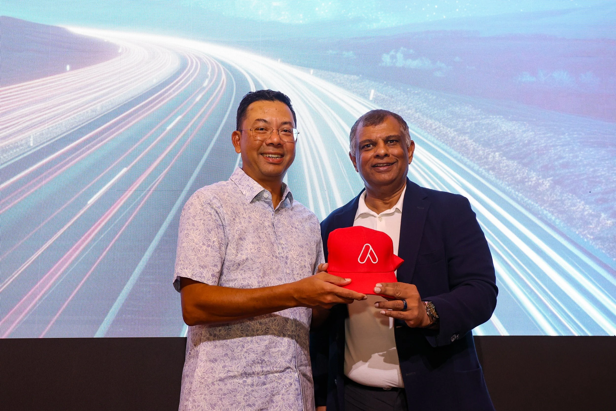   Tony Fernandes, Ketua Pegawai Eksekutif Capital A dan Effendy Shahul Hamid, Timbalan Ketua Pegawai Eksekutif Capital A pada sidang media hari ini.  