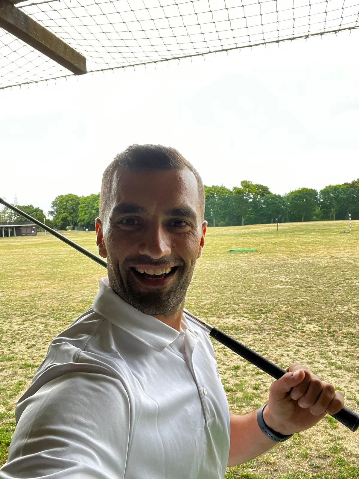 Ursu Iulian pe un teren de golf, cu crosa pe umăr, exprimând un stil de viață echilibrat construit pe autonomie și claritate.