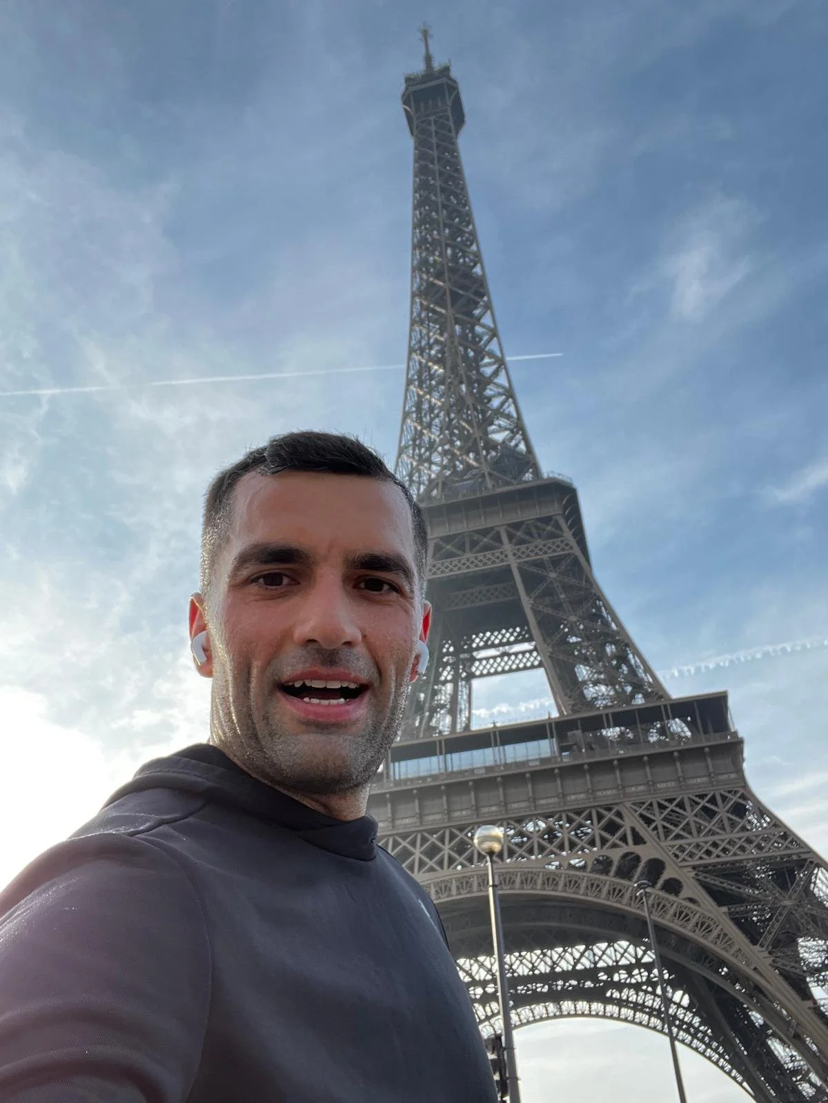 Ursu Iulian alergând în Paris, cu Turnul Eiffel în fundal, ilustrând echilibrul dintre disciplină, libertate și viață activă