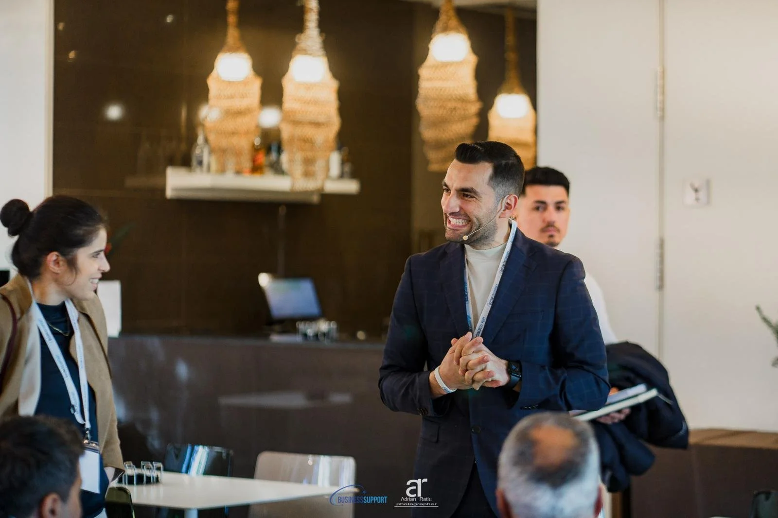 Ursu Iulian vorbind ca speaker la o conferință, cu lavalieră, împărtășind experiența sa în trading și mindset prin Trade Grader.