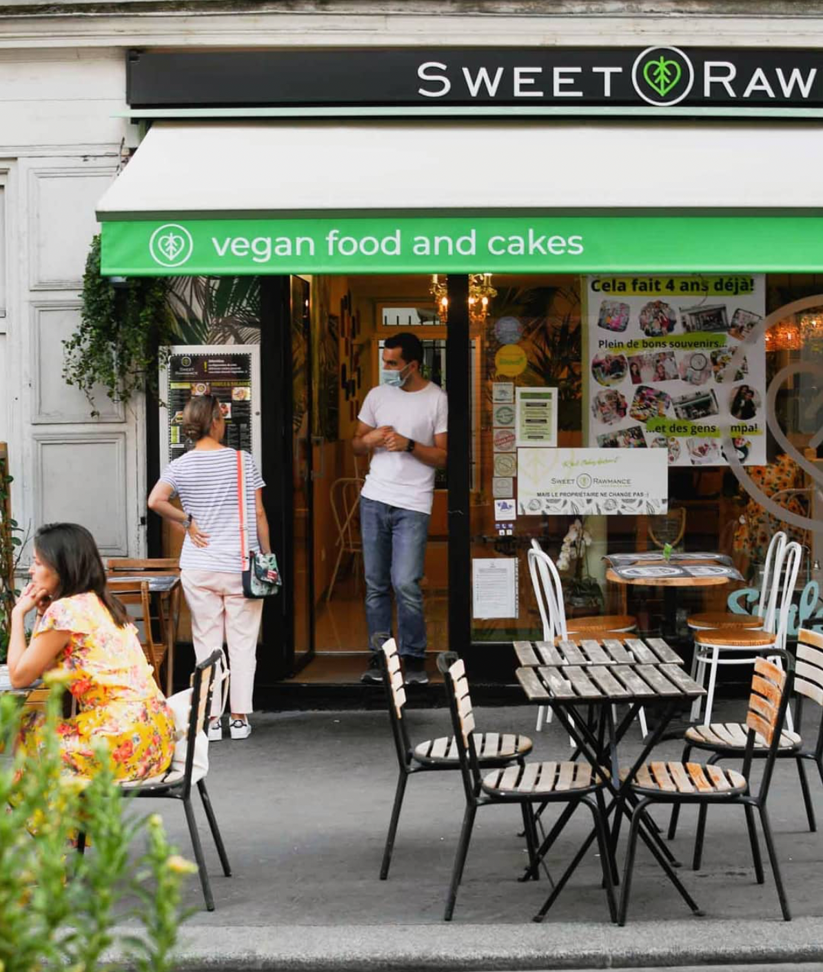 Ursu Iulian în fața restaurantului său în martie 2020, purtând mască de pandemie, în momentul în care industria HoReCa s-a închis, punct de cotitură în parcursul său către trading și fondarea Trade Grader.