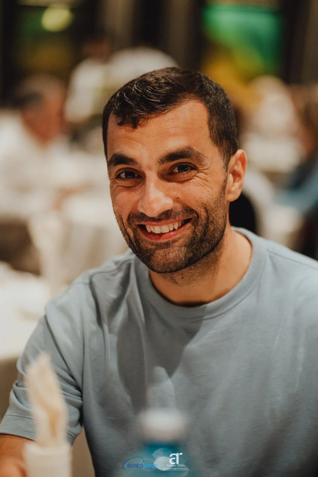 Ursu Iulian la o conferință de educație în trading, surprins privind spre cameră, implicat activ în dialog și comunitate.