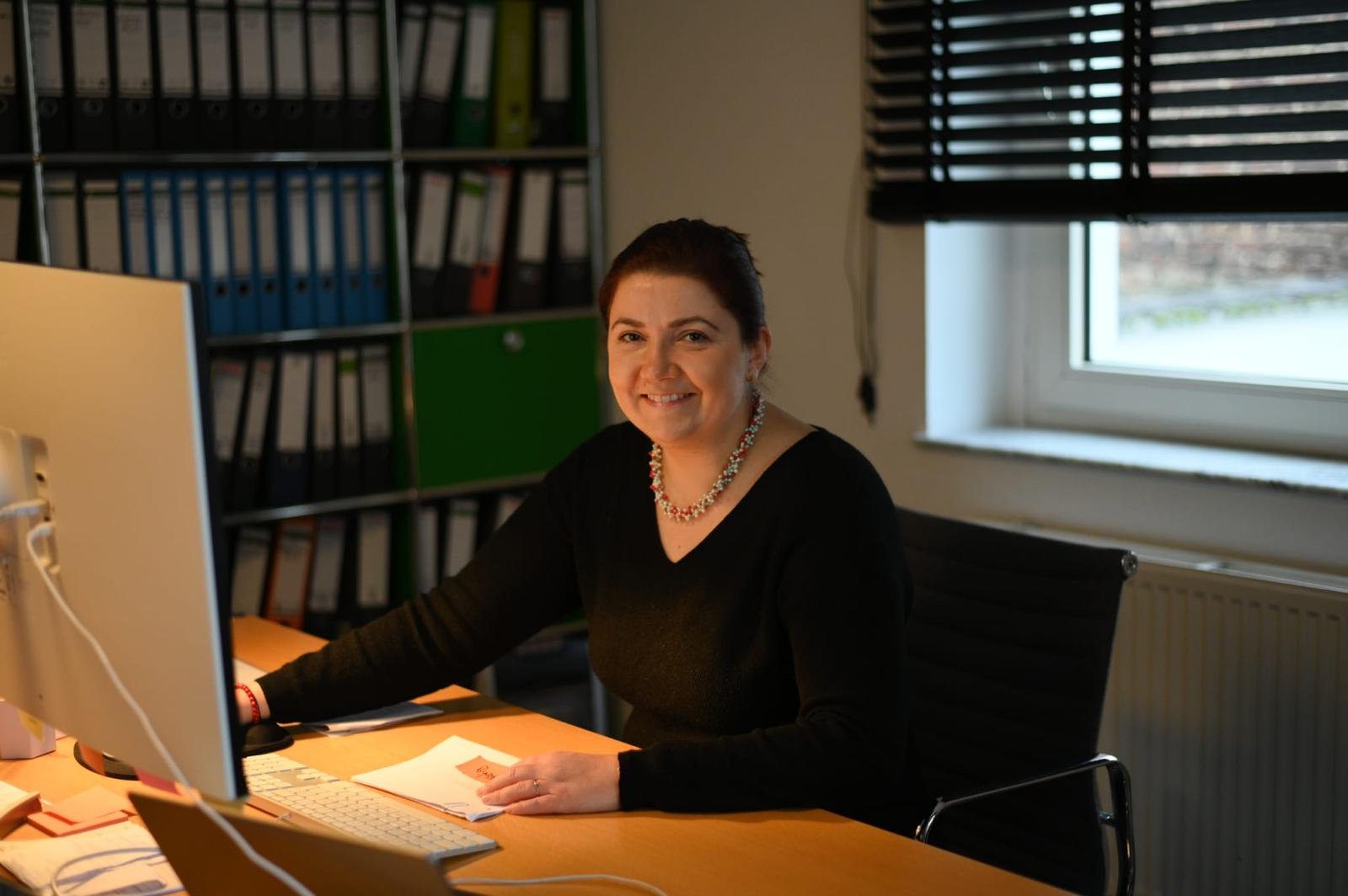 Praxisbüro der Anästhesiepraxis Dr. Havran in Düsseldorf: Ansprechpartnerin am Schreibtisch