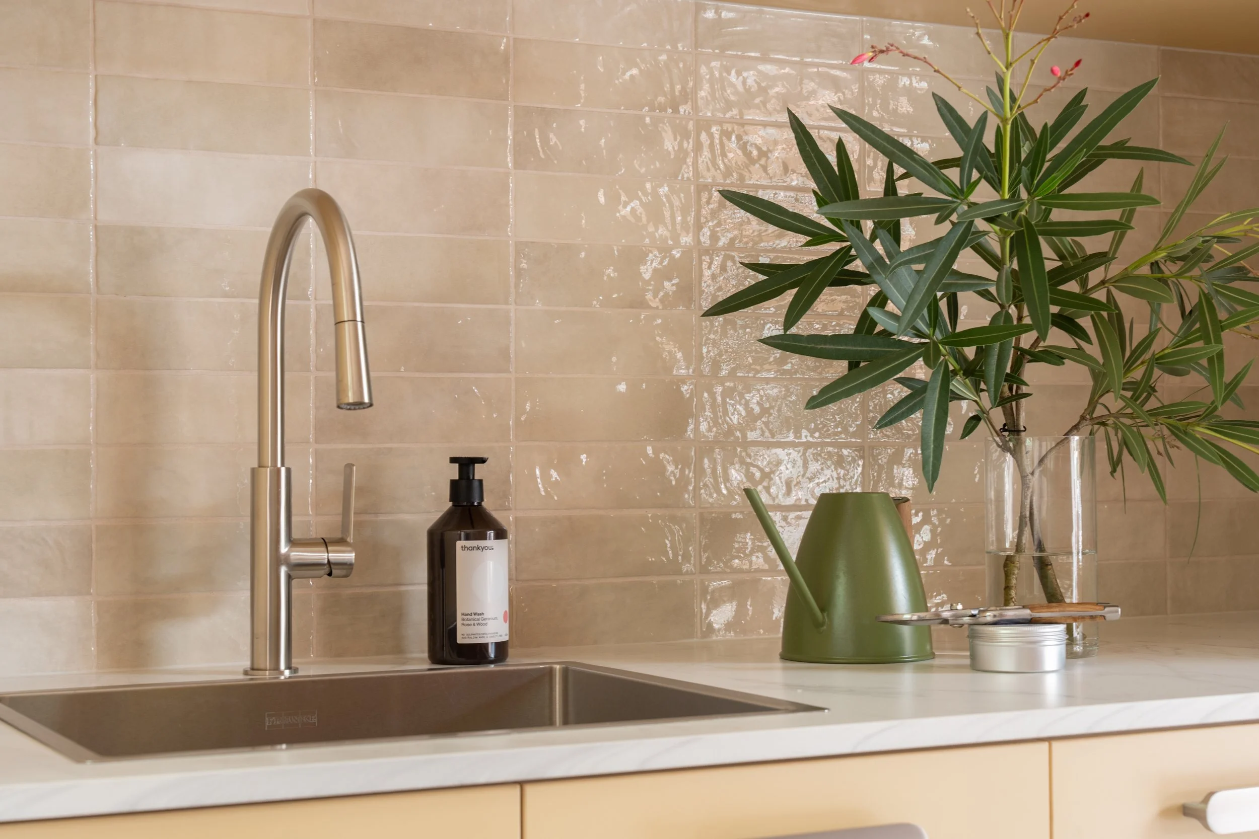 Laundry, porcelaine subway tiles in a pearl finish