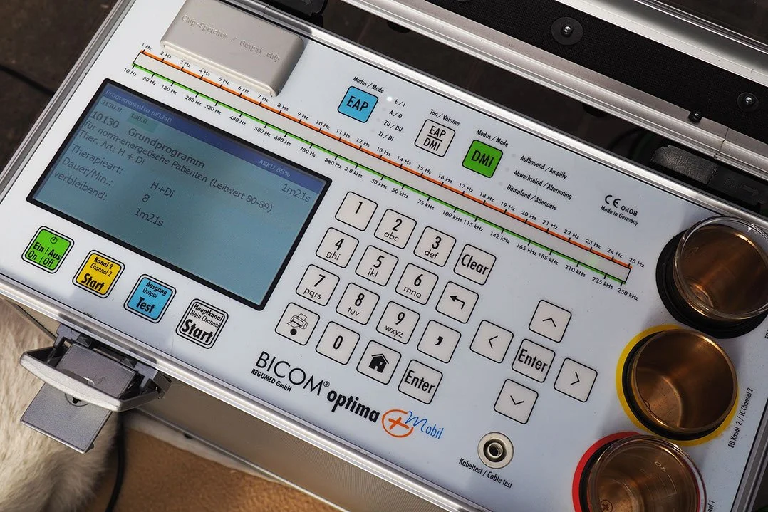 Medizinisches Gerät zur Hörtestdurchführung, mit Tastatur, Display, Kabelanschluss und drei Messgläsern.