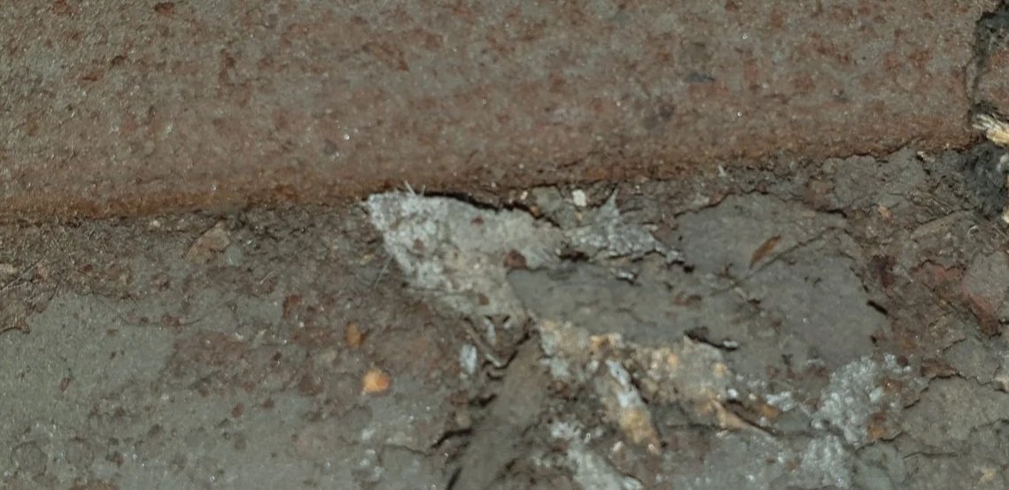 Asbestos insulation debris containing amosite and chrysotile fibres