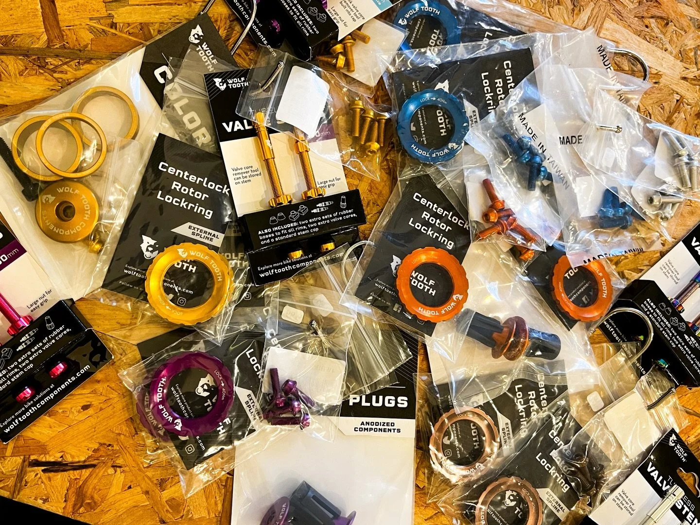 🐺Wil jij je fiets pimpen? 🎨

Bij @kaffix.cc hebben wij altijd een kleurcombinatie dat jouw fiets net dat tikkeltje cooler maakt 😎 

Samen met @wolf_tooth_comp kunnen wij je fiets een special touch geven! 🚀 

&ldquo;Looking good can make you FASTE