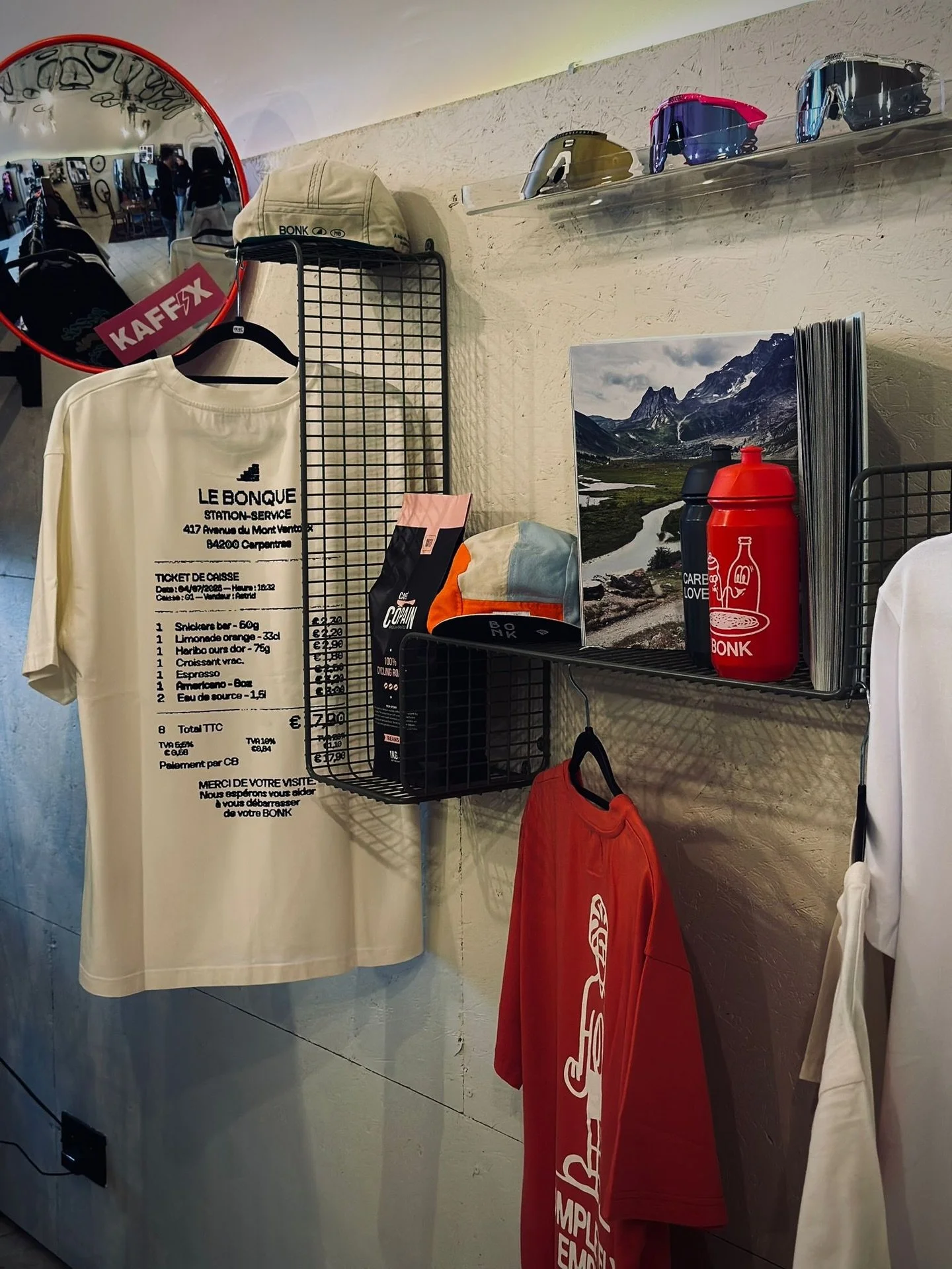 🚲💥 NIEUW BIJ KAFFIX 💥🚲

Maak kennis met @bonkcc 🔥

Een merk dat de vibe, style, fun en pure fietssfeer ademt.
Op de fiets. Naast de fiets. Altijd in beweging.

Bonk.cc is voor wie rijdt met karakter.
Voor wie snelheid mixt met stijl.
Voor wie we