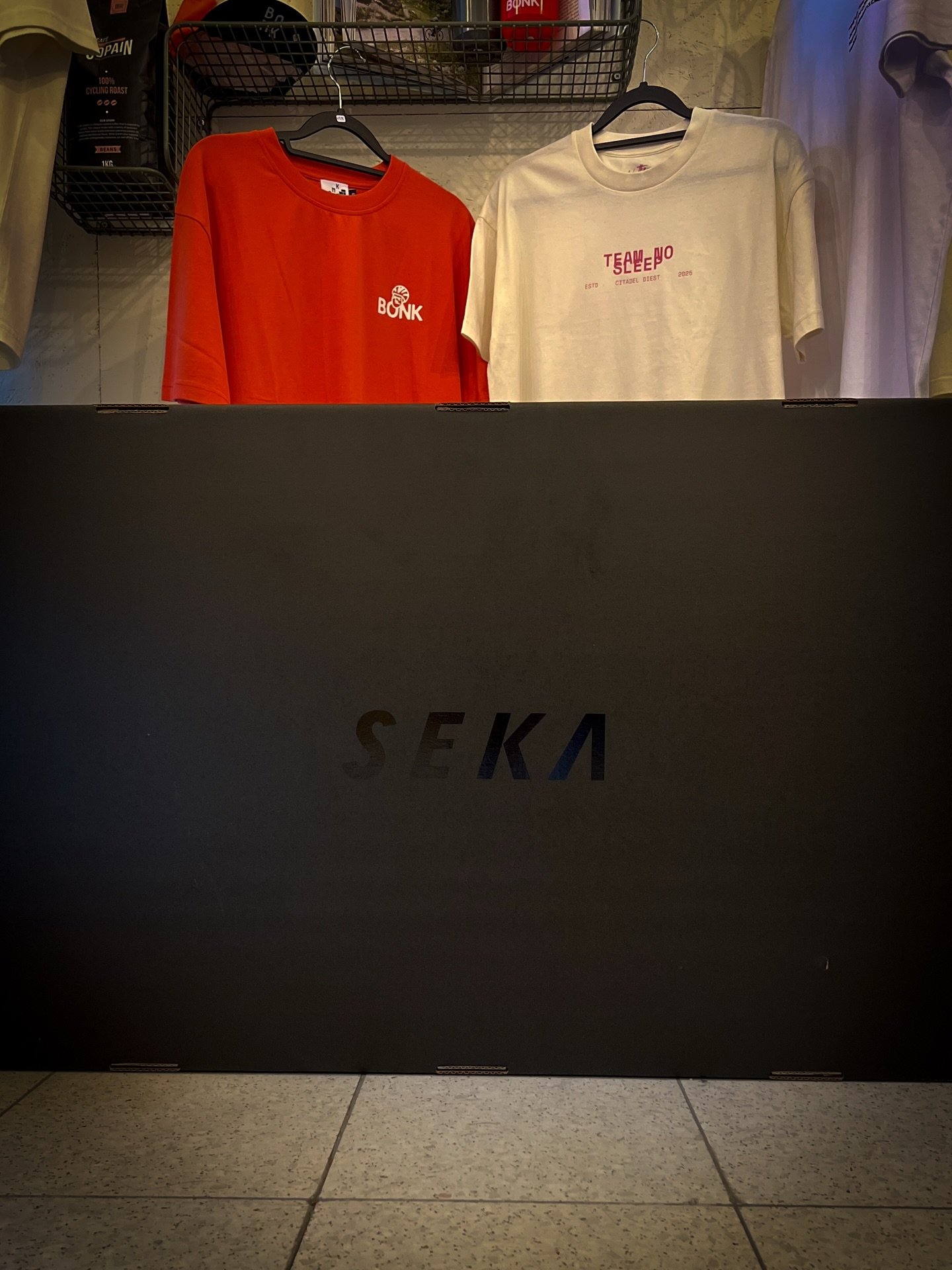 Met trots stellen wij jullie ons eerste fietsmerk voor dat wij gaan verdelen bij Kaffix! 

@sekabikesbenelux is een fietsmerk dat nog niet bekend staat met het grote publiek. Maar wel de technology, aerodynamica en looks heeft van de grote namen! 

@