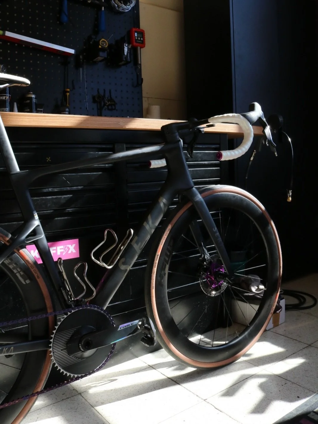 Onze nieuwste Seka Spear RDC build 🔥

Een Seka waarbij de echtheid van het frame volledig zichtbaar wordt gemaakt door de carbonstructuur te laten spreken. Het resultaat? Meteen het lichtste Seka frame op de markt.

Deze build is afgewerkt met:
&bul