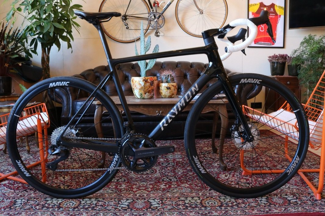 @r__raymon DEMO fiets te koop! 🔥

Maat: Large
Groupset: Shimano ultegra Di2 
Integrated cockpit stuur
Aluminium mavic wielset

Garantie op volledige fiets! 🚀