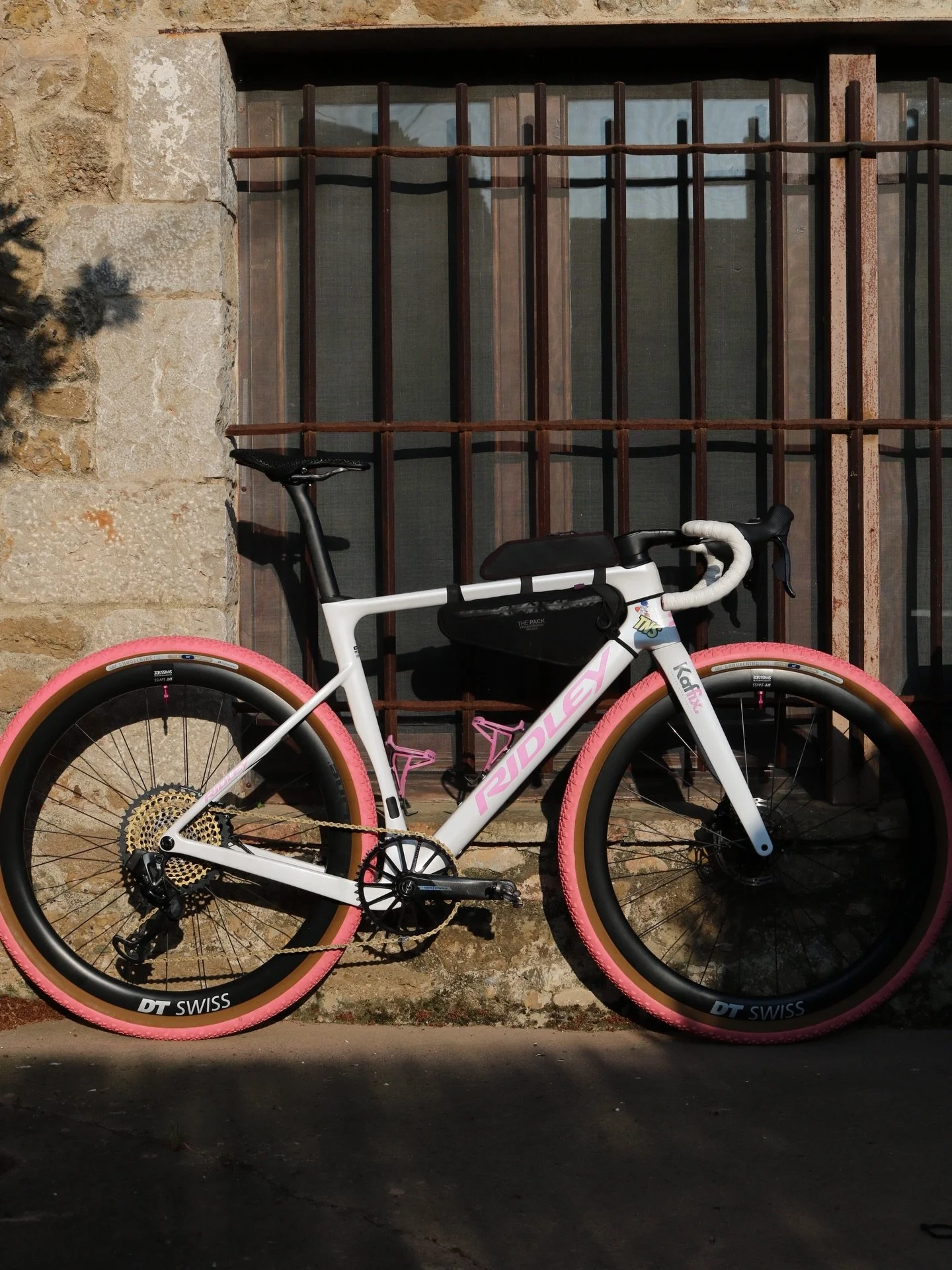 De Traka bike build van @wannes_g is er eentje om u tegen te zeggen. 🔥

Deze @ridley_bikes Astr RS is volledig klaar voor het grote werk tijdens de @thetraka 360. 💣

⚙️ Specs:
&bull; Groupset: SRAM Force met XX1 10-50 cassette &amp; @garbaruk_compo