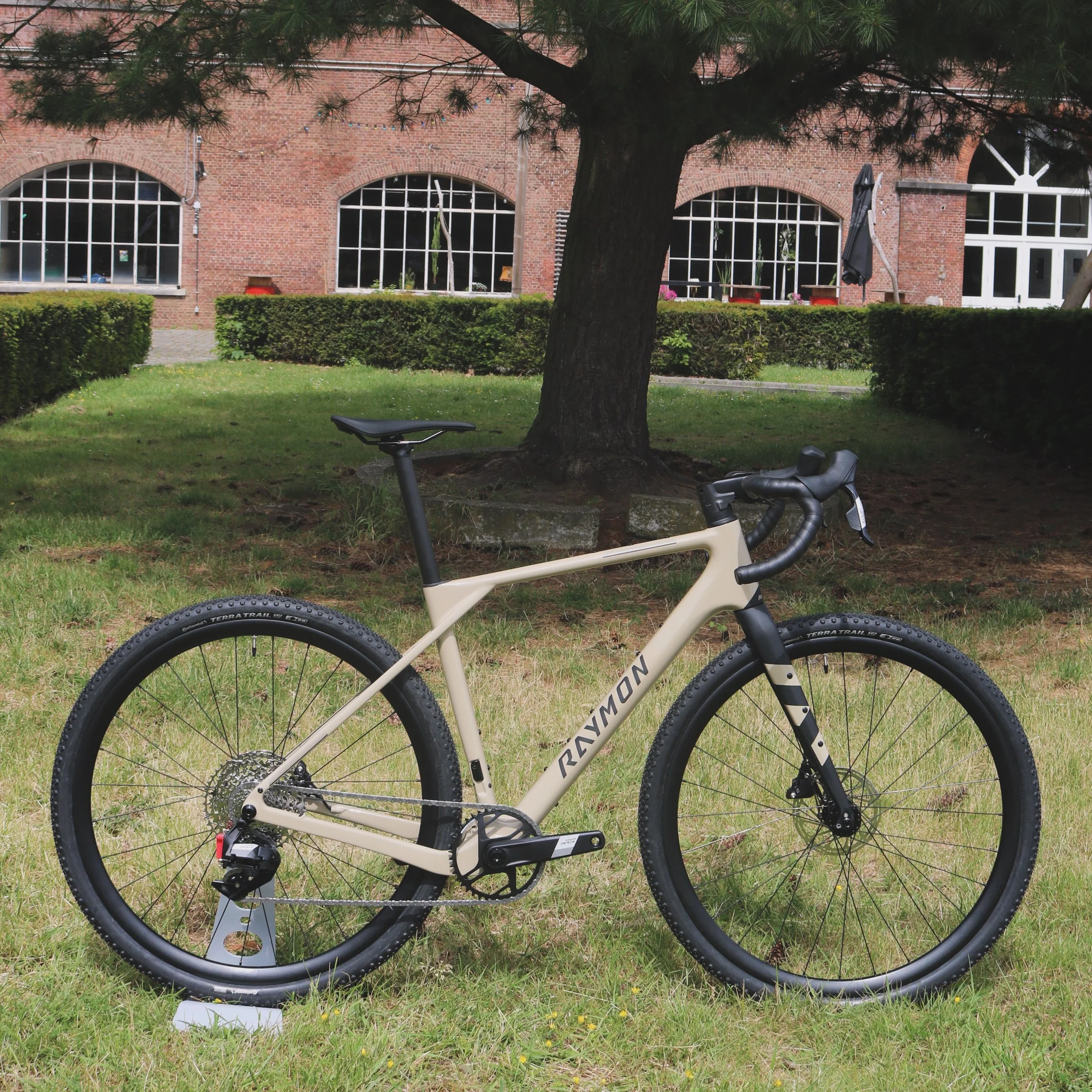 Let me indroduce the Raymon Soreno PRO ✨

De perfecte gravelfiets voor elke startende fietser/ graveler! Prijs kwaliteit kan het alles aftikken om de smaak te pakken te krijgen! 
- Full carbon frame
- Sram Apex AXS 1x12 
- tubeless ready wielen + ban