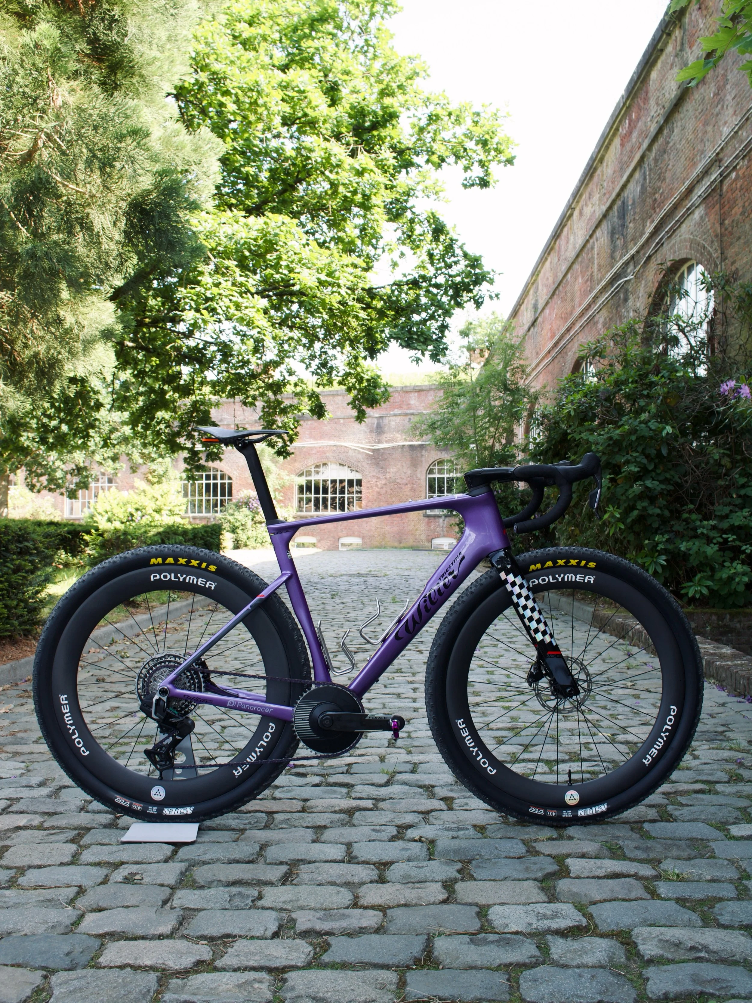 Welcome dreambuild @marco_schepers 🚀 

Always good to help my customers to make there  dreams come alive! The most crazy ideas are the best! ⚡️ 

Bike: @wiliertriestina 
Wheels: @polymerws 
Bottle cage &amp; bolts: @wolf_tooth_comp 
Saddle: @selle_i