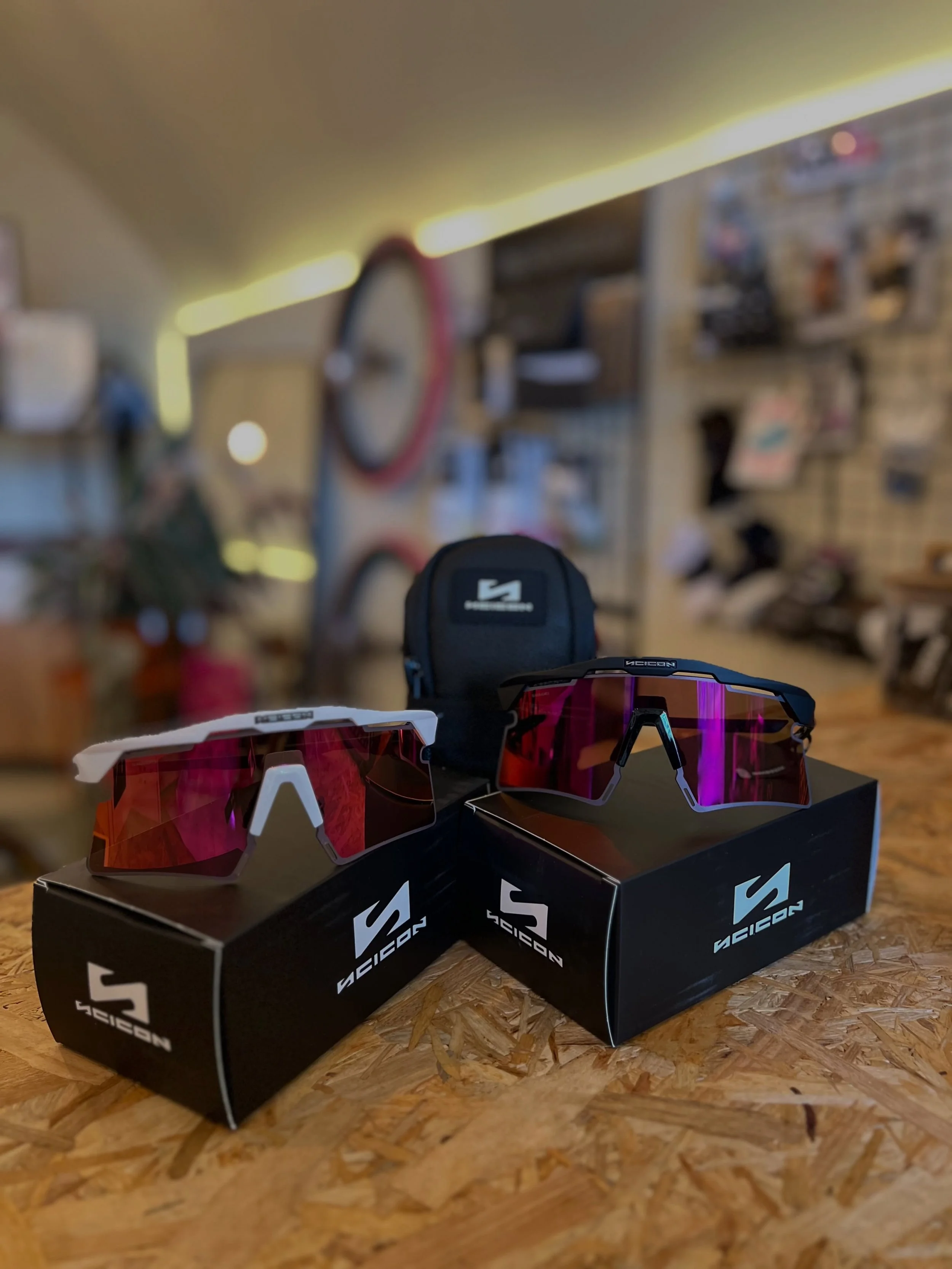 ⚡️ SCICON Aeroshade 2.0 TITANIUM 🚀 

NIEUW BINNEN!!! 

Incl.
- clear lens pink
- zadeltasje 
- brillenzakje 

Prijs: &euro; 169,99