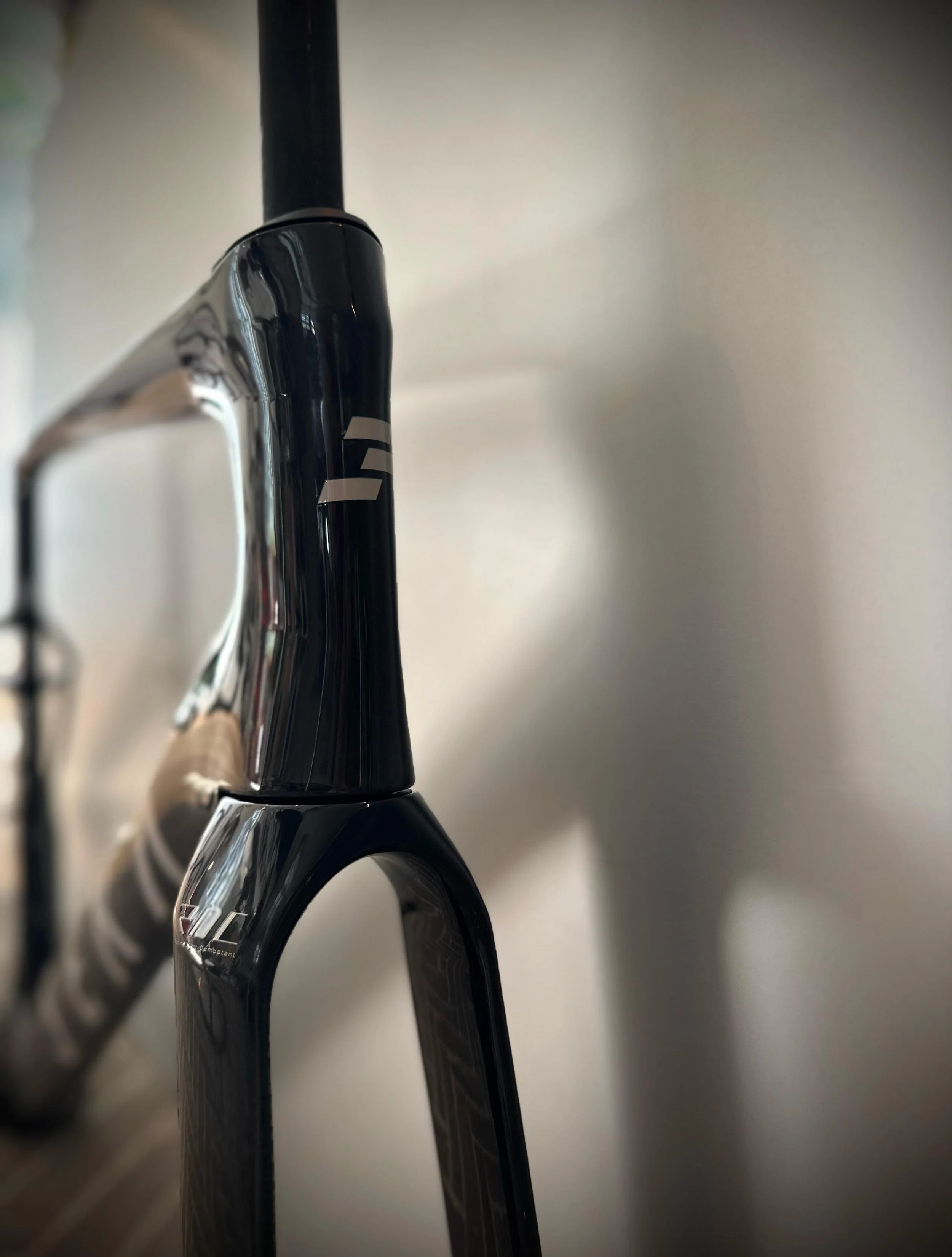 Black never goes out of style.
Zeker niet met deze glossy carbon finish. 🖤

New in: SEKA ExAero RDC - Phantom Black
&euro;3599 - prijs incl. zadelpen en stuur
Custom opbouw naar smaak en budget
Maat 58 onmiddellijk beschikbaar