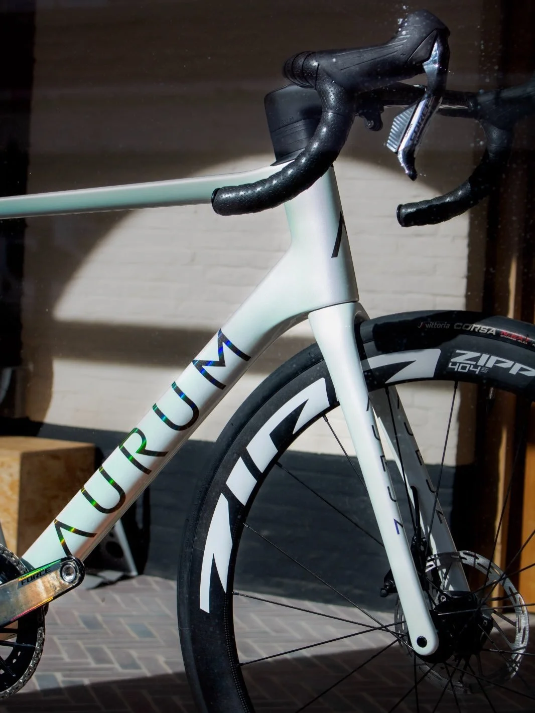 Aurum Essentia Pearl White 💥 

De Aurum Essentia is de perfecte balans tussen verfijnde elegantie en pure prestaties. Met haar hoogwaardige afwerking, uitzonderlijk rijcomfort en krachtige uitstraling biedt ze een fietservaring van topniveau. 
Een e
