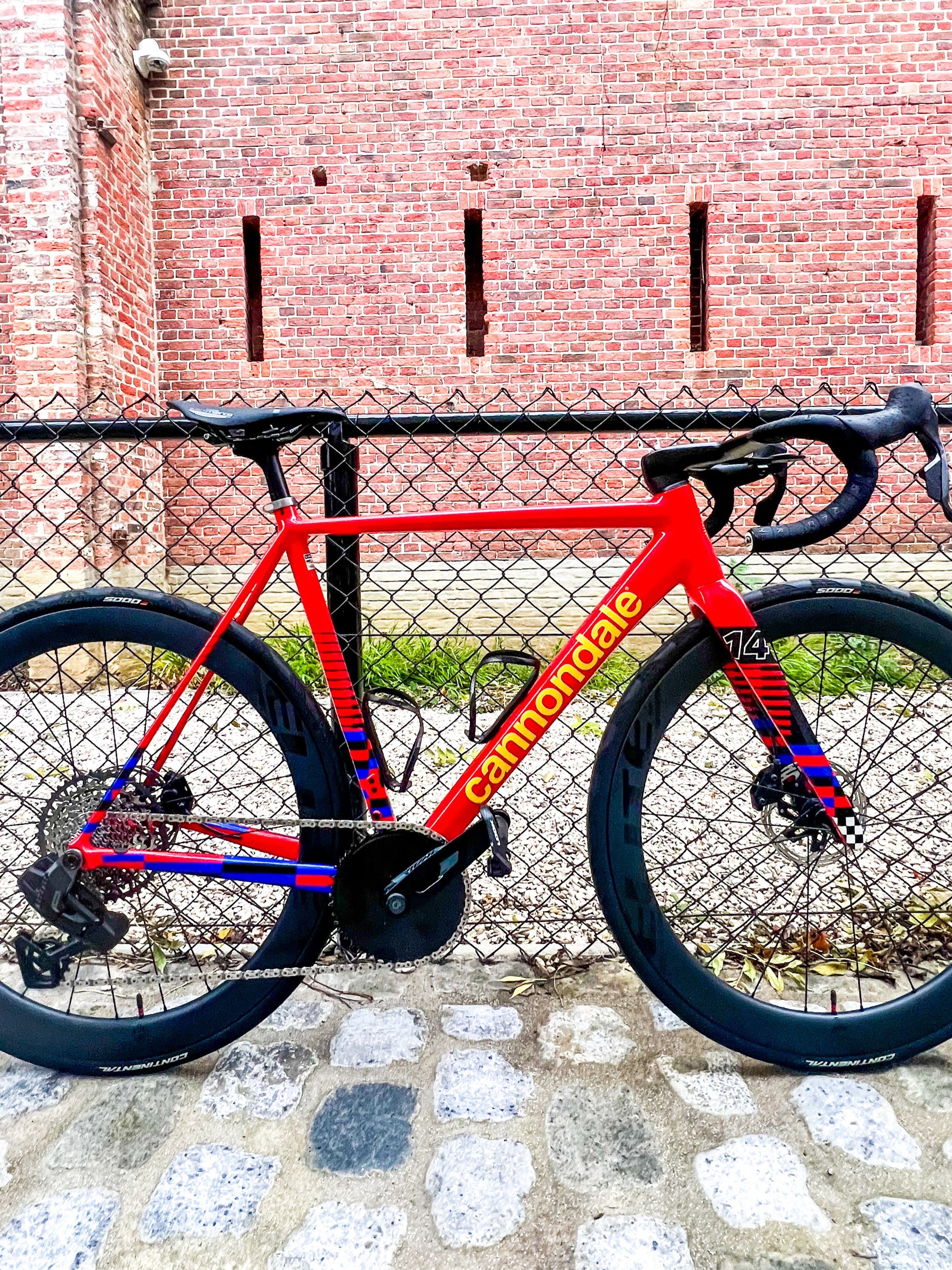 Custom project ✅ 

Custom project voor @korneeldebruyn 
Hij kwam met de vraag of @kaffix.cc hem wou helpen met het samenstellen van zijn frameset/ wielset dat hij had aangekocht elders. 

Kaffix helpt met alle plezier iedereen zijn droomfiets bouwen,