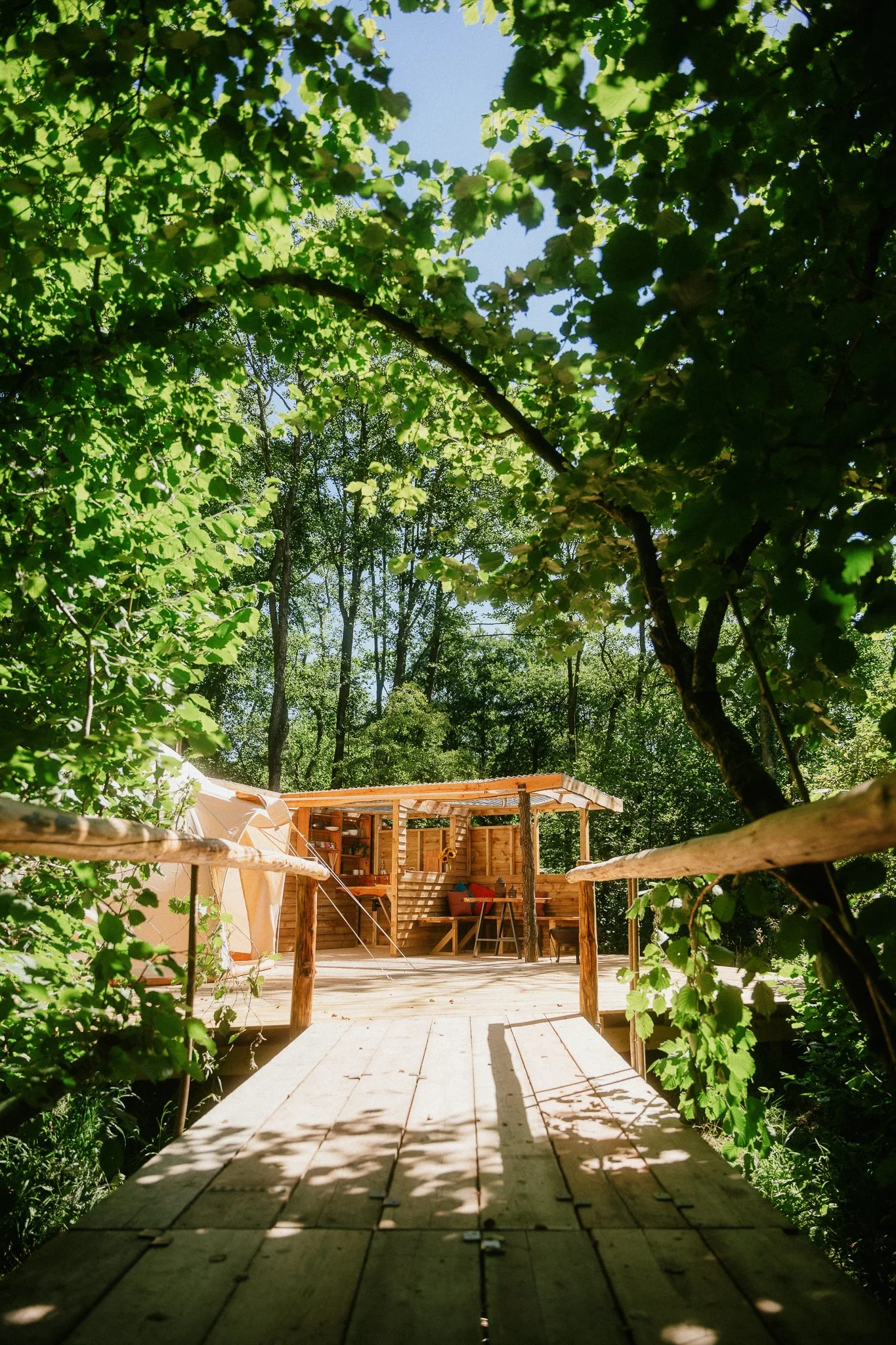 Glamping hidden within a nook of woodland, access over a footbridge 