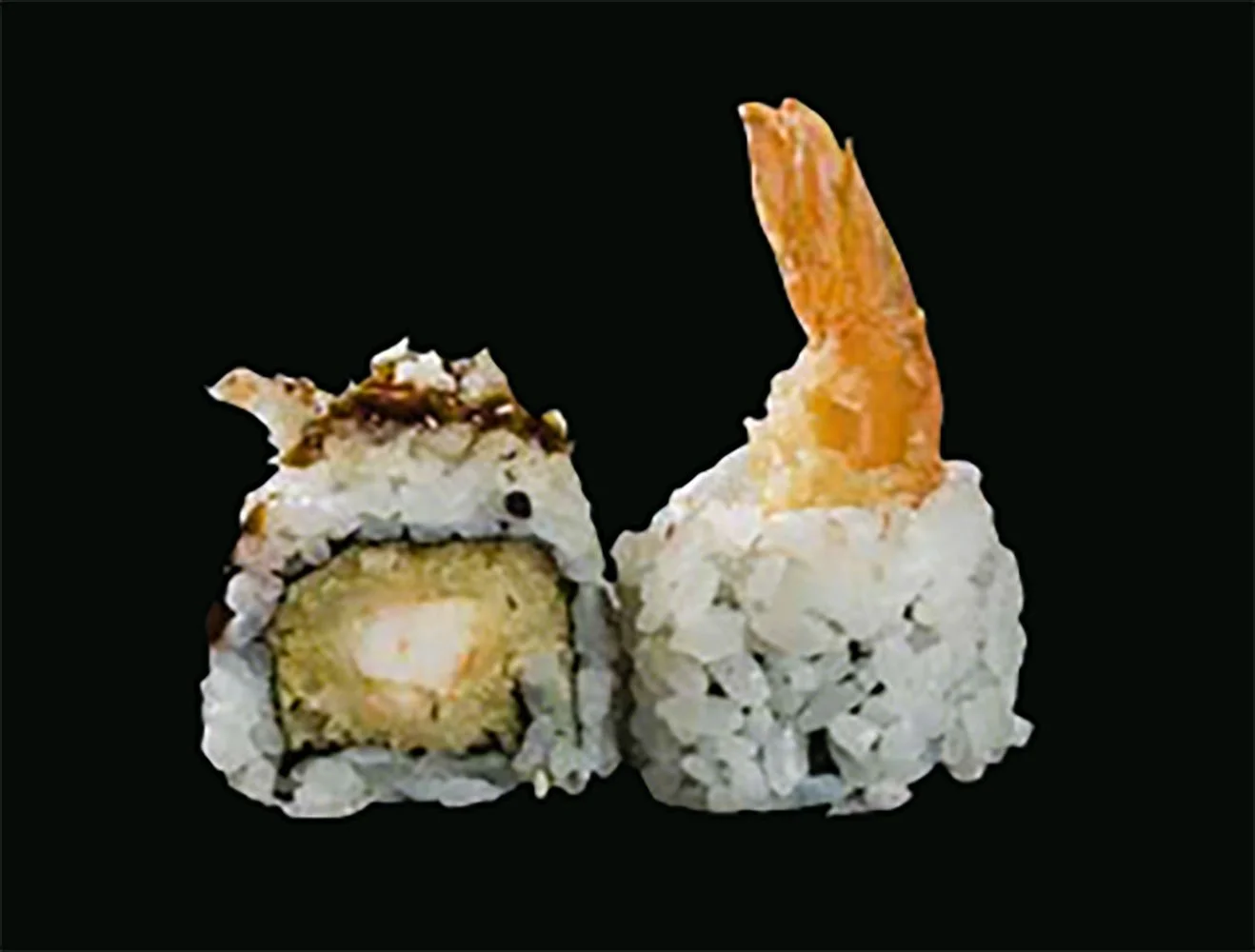 Zwei Sushi-Rollen vor schwarzem Hintergrund, eine rollt mit Avocado und Frischkäse, die andere mit Shrimp 