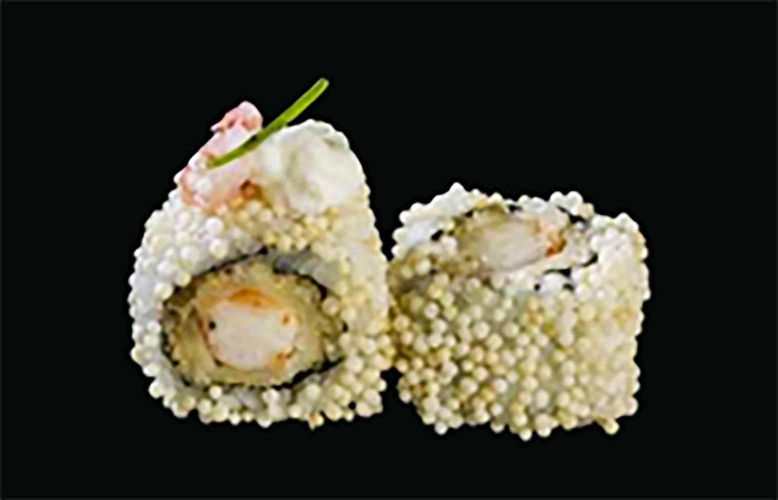 Zwei Sushi-Rollen mit Sesamsamen bedeckt, eine liegt halb aufrecht, die andere liegt flach, vor schwarzem Hintergrund.