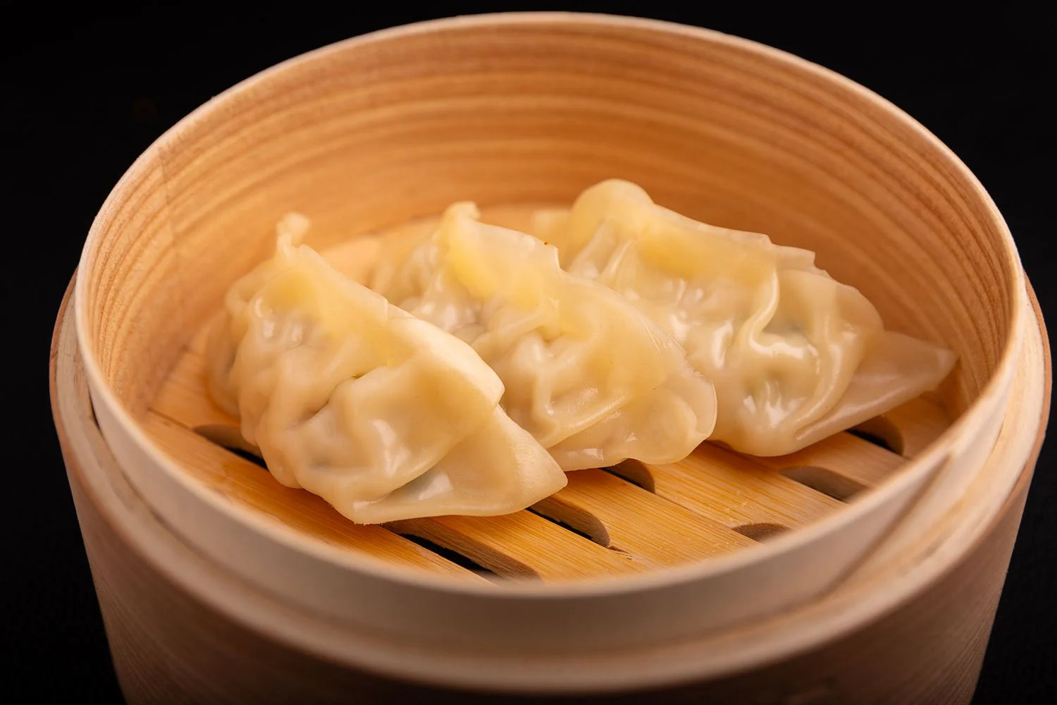 Dampfwärmer in einem traditionellen Bambuskörbchen