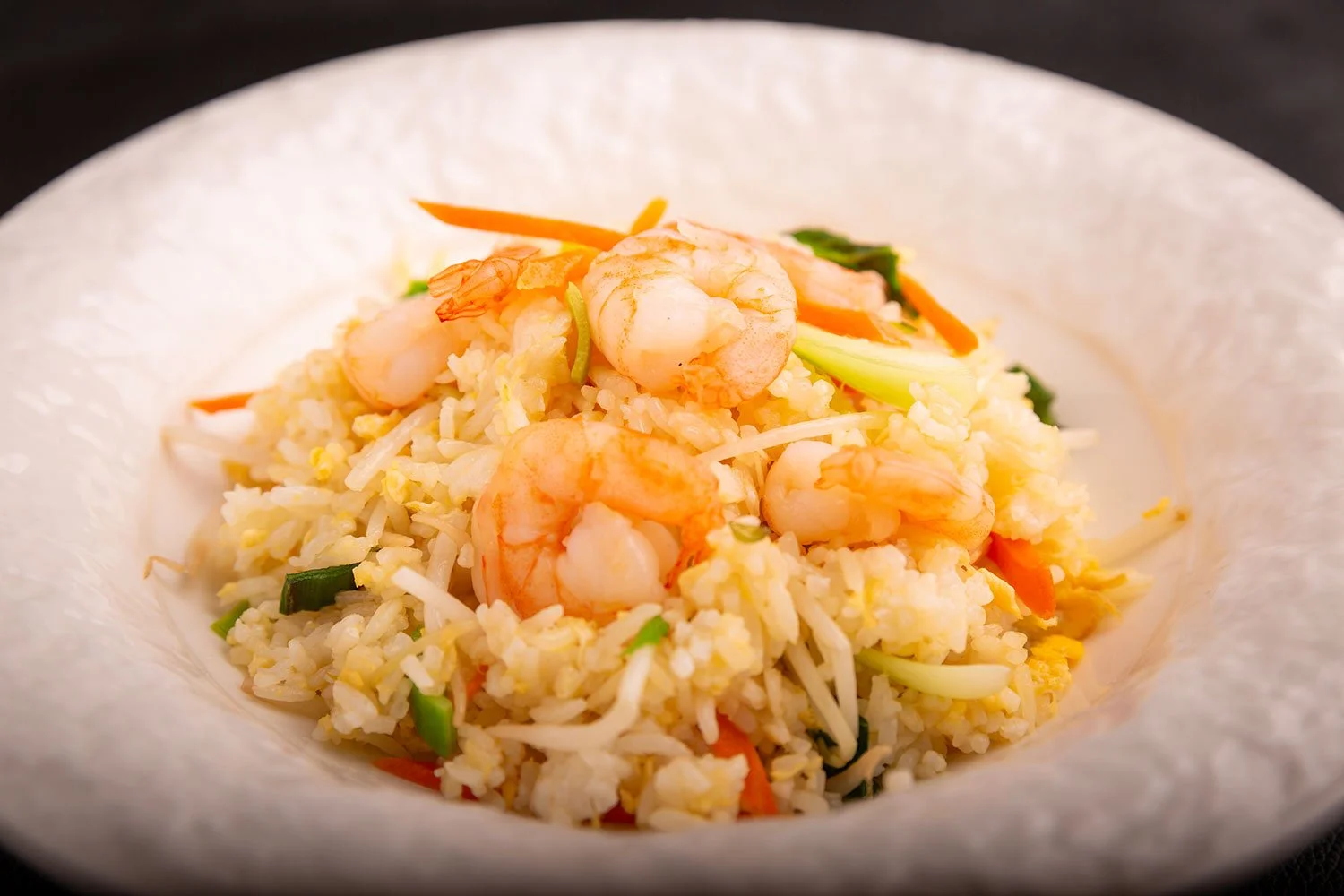 Reisgericht mit Garnelen, Eiern, Karotten, Frühlingszwiebeln und Gemüse