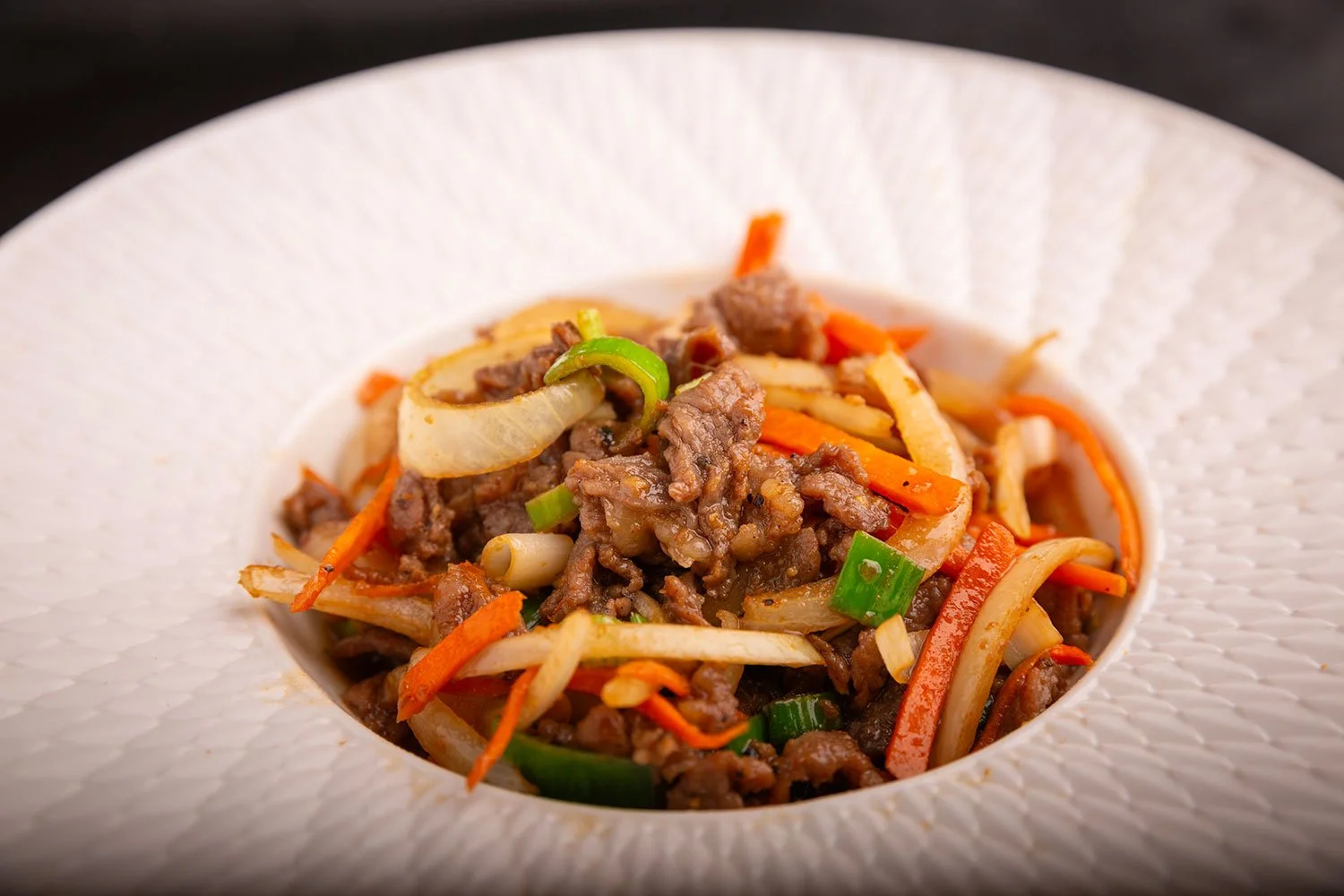 Schüssel mit asiatischem Rindfleisch-Gemüse-Pfanne, scharf, klein