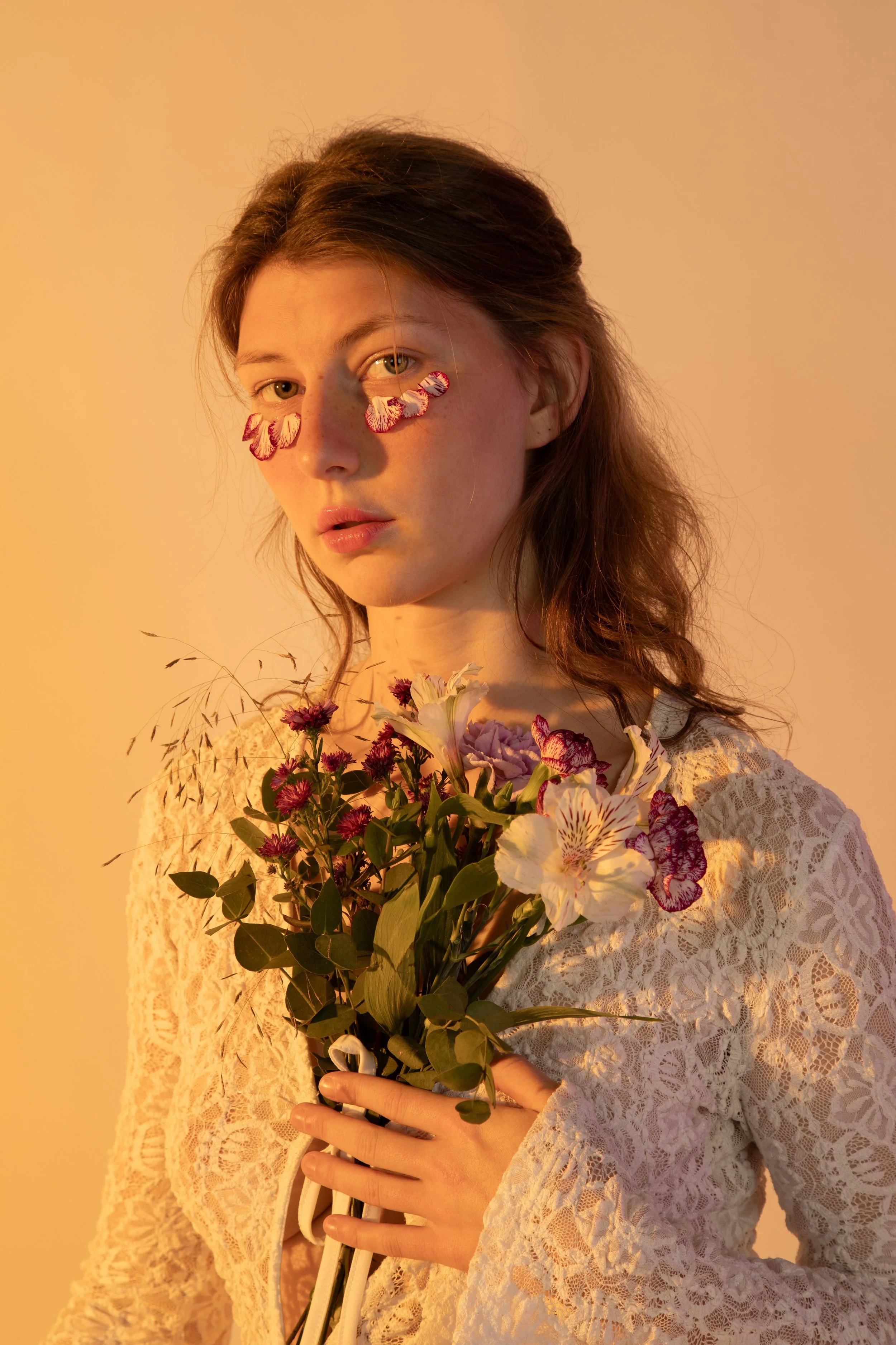 Studiofotografie, Marie Becker, Blumen, Frau, Blüte, Vergänglichkeit