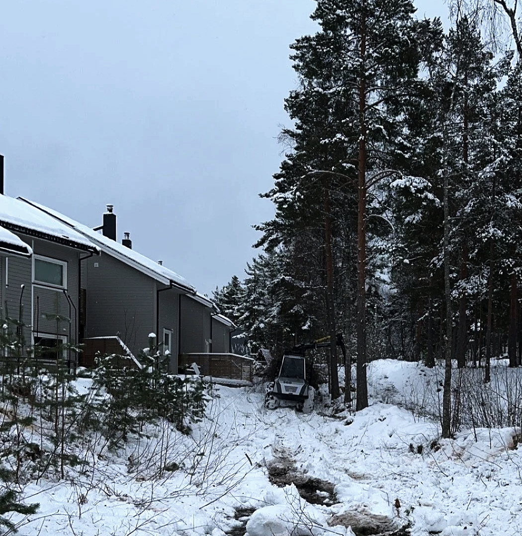 Hus med snø på taket