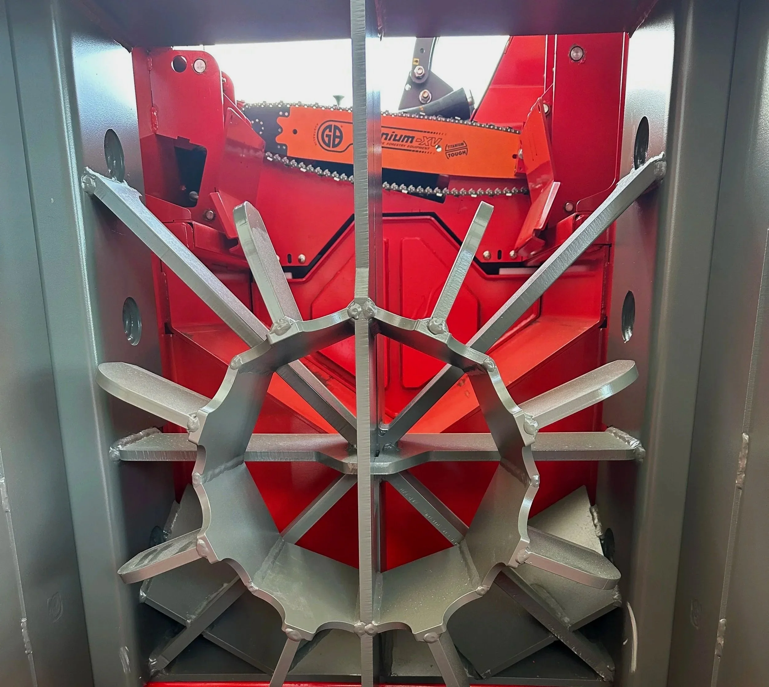 Innsiden av en maskin for kløyving