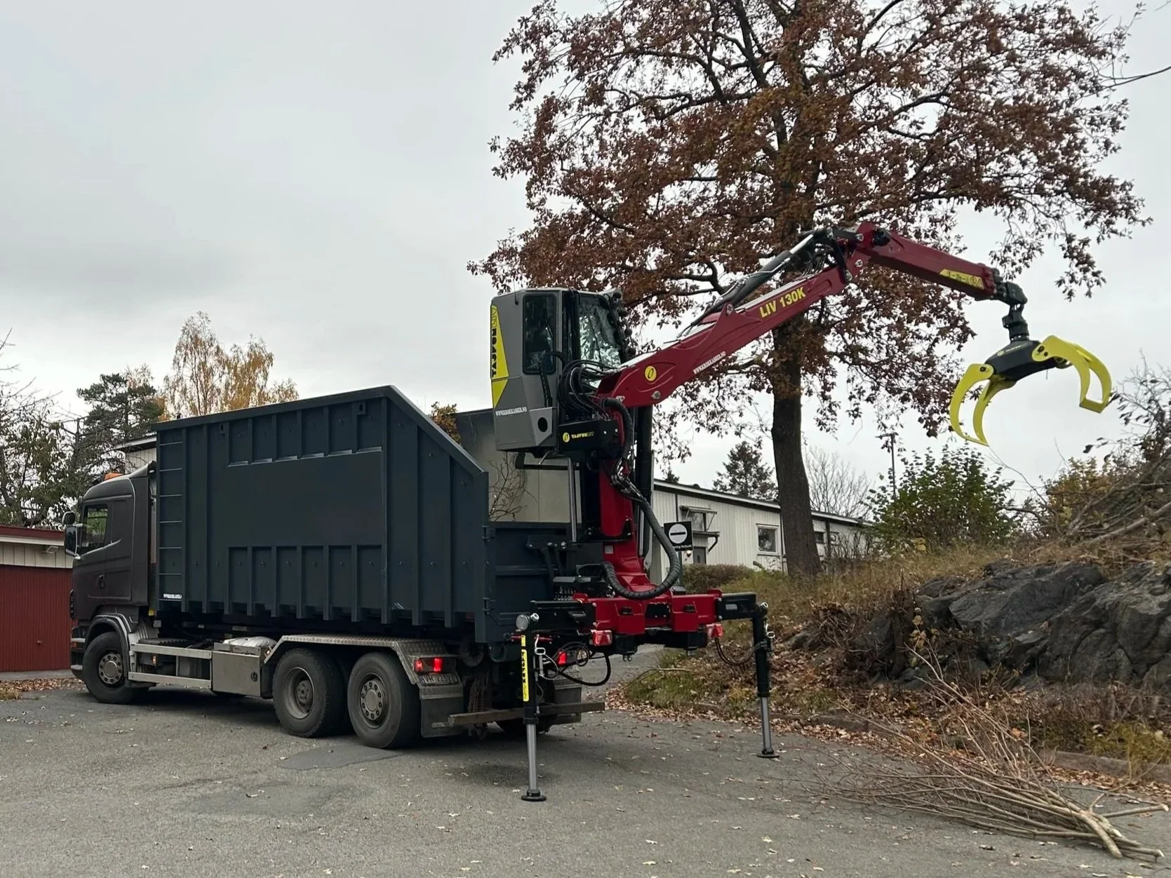 En combimaskin med lastebærer. opprydding og bortkjøring etter trefelling i Drammen 