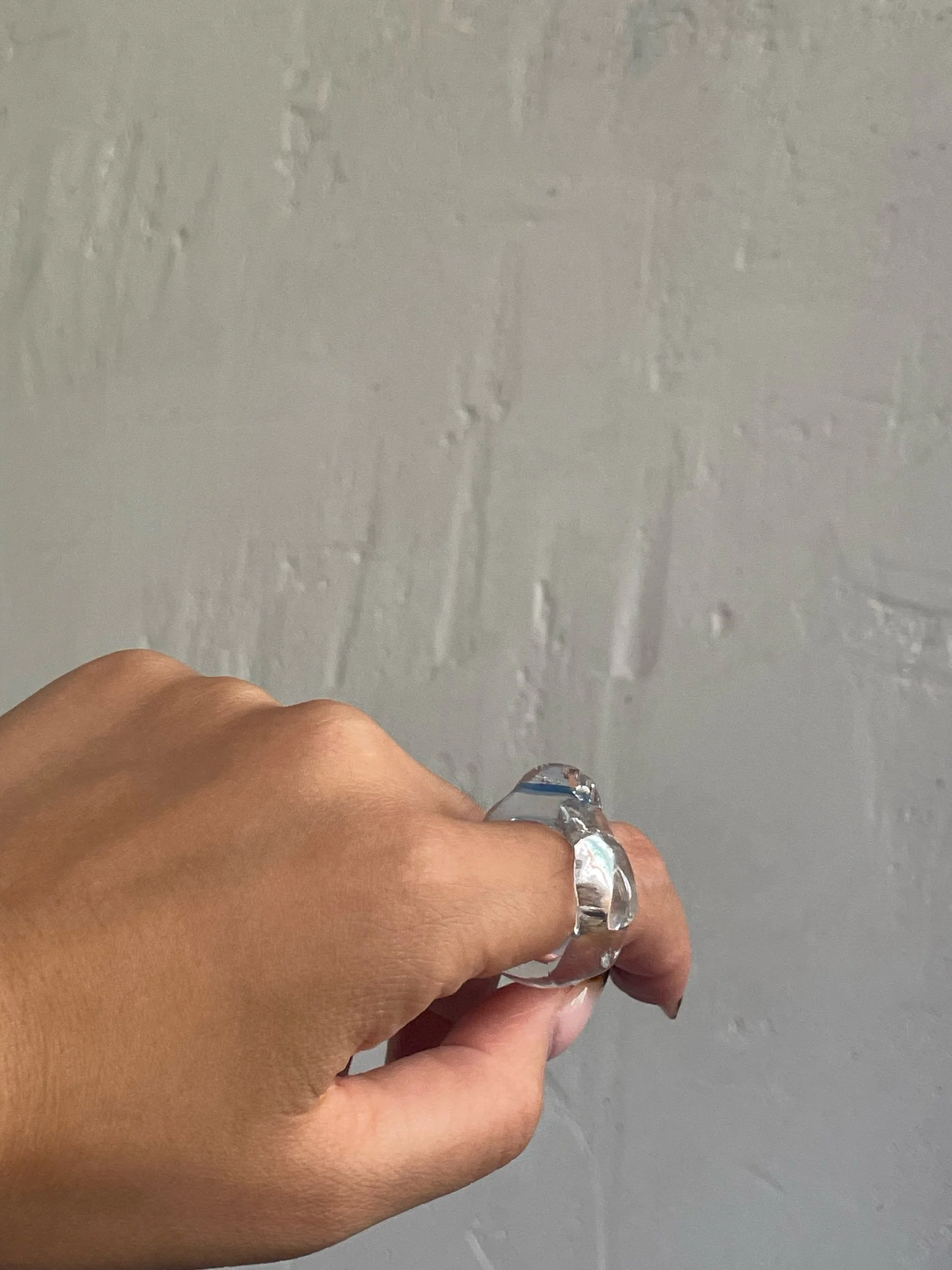 Anillo de vidrio de borosilicato azul. Blessed Eye Studio.